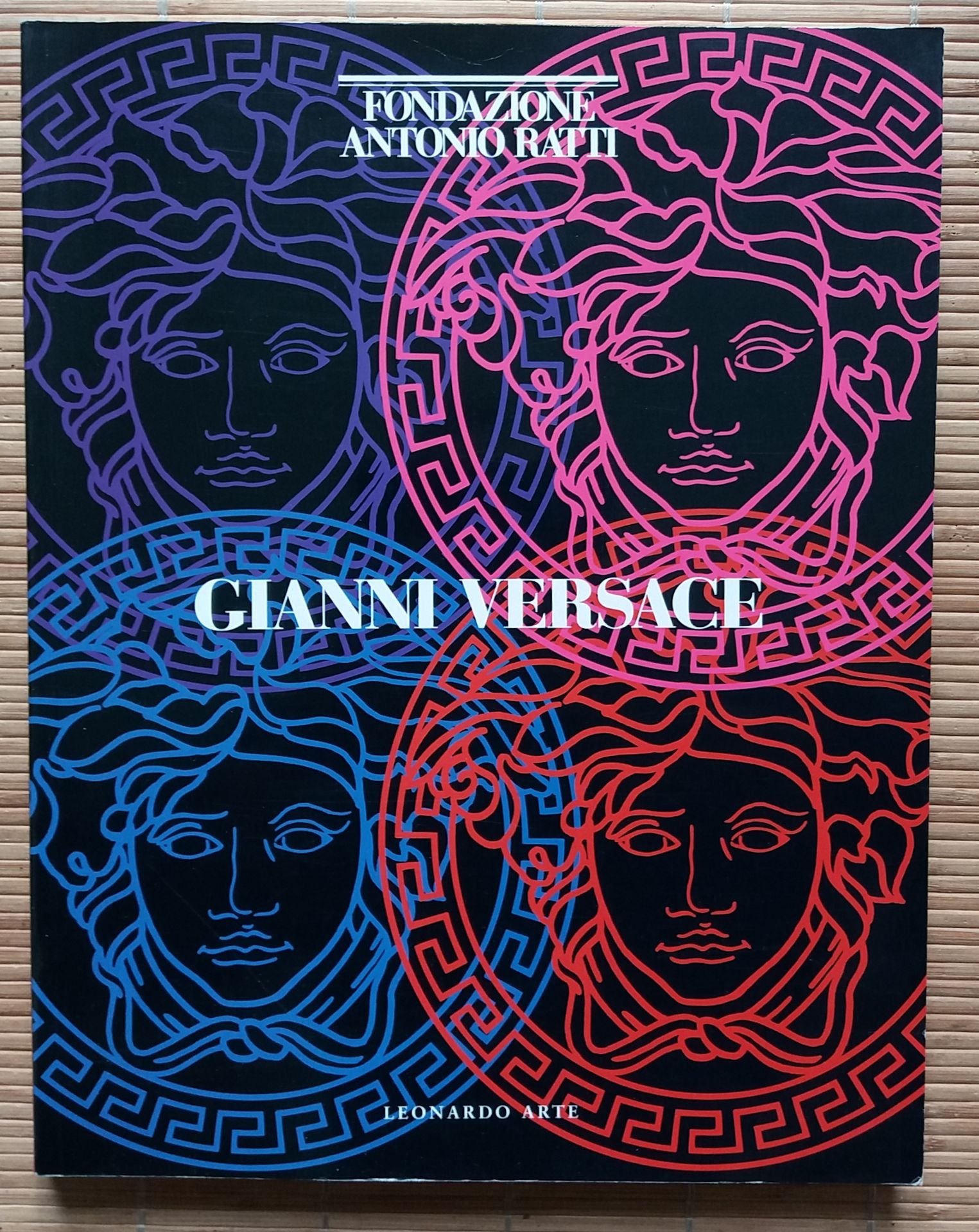 Null [MODE - FASHION]
Lot de 12 ouvrages.

*Gianni Versace.
Leonardo Arte, 1998.&hellip;