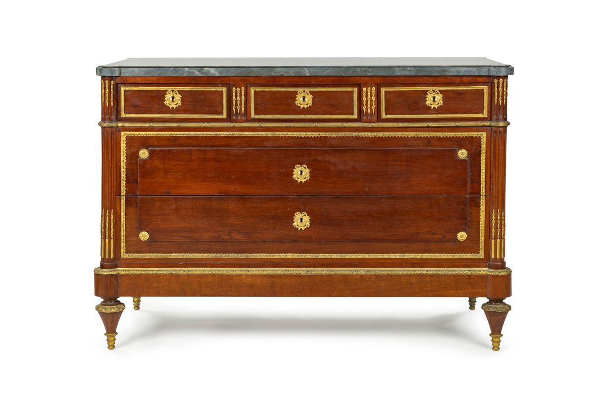 Null Mahogany chest of drawers opening to five drawers on three rows, the top of&hellip;