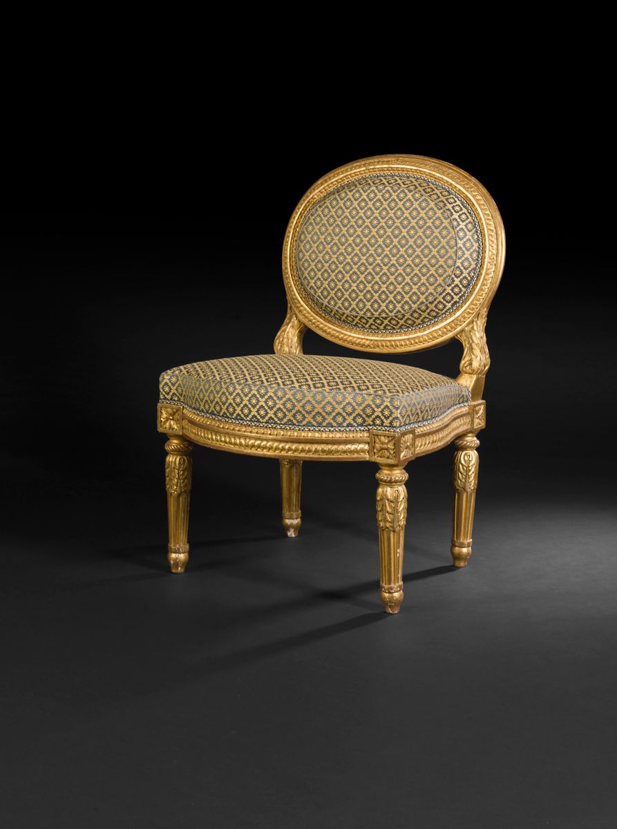 Null Chaise en hêtre doré à dossier plat de forme ovale, à décor d’entrelacs et &hellip;