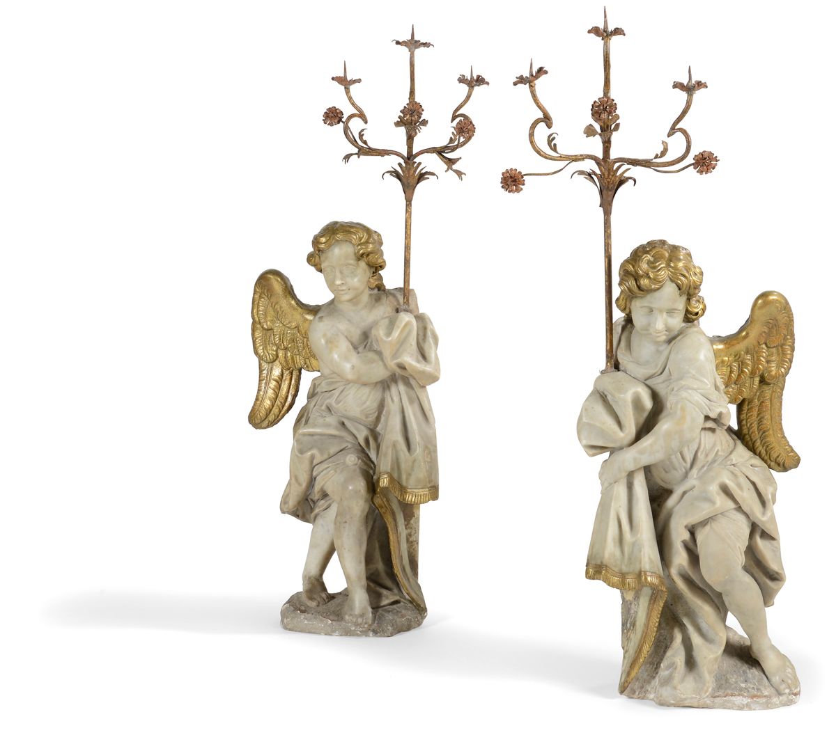 Null 意大利，约1620年一对
雕刻和镀金的白色大理石的天使，手持锻铁烛台
。
天使们站立着，微微摇晃着，身着长衫，长衫底部凸起，露出他们的腿。在他们的手中&hellip;