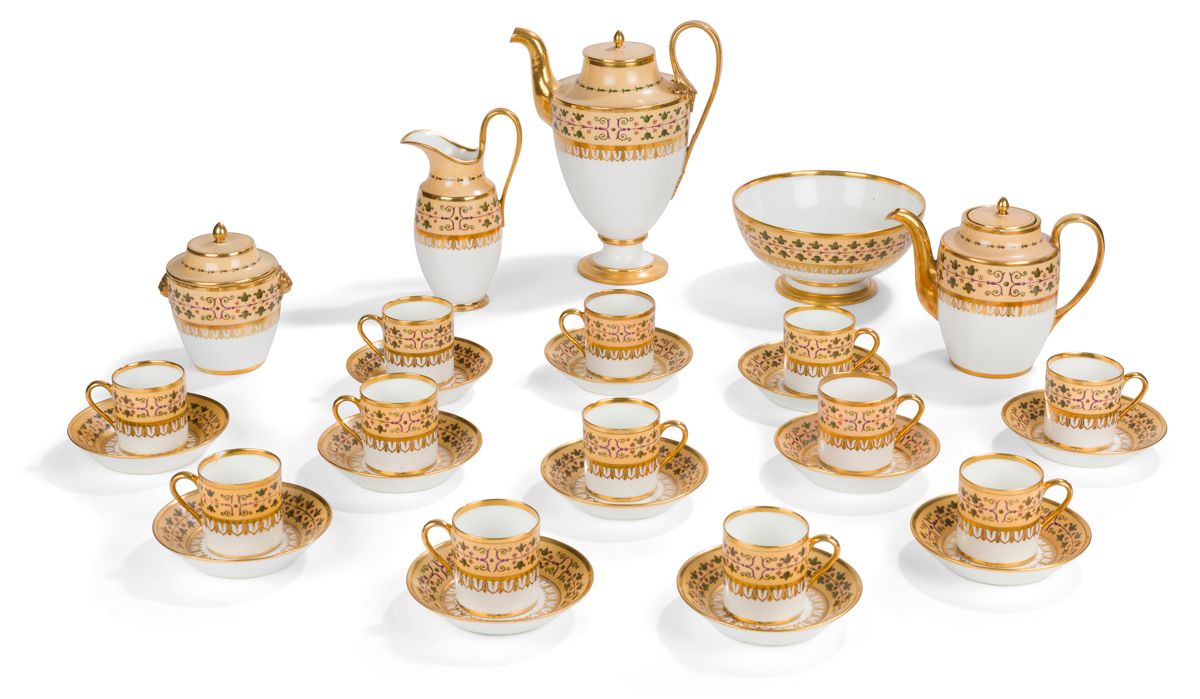 Null Sèvres一套瓷器
服务，底部有多色装饰的叶子，包括一个咖啡壶盖，一个茶壶盖，一个糖壶盖，一个牛奶壶，一个碗，十二个杯子和十二个茶碟
。

标有塞夫&hellip;