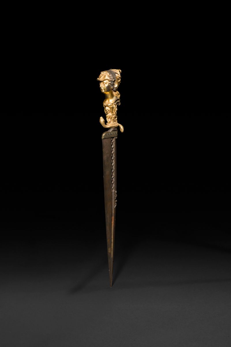 Null *Belle dague de style néogothique.
Monture en bronze ciselé et doré (petite&hellip;