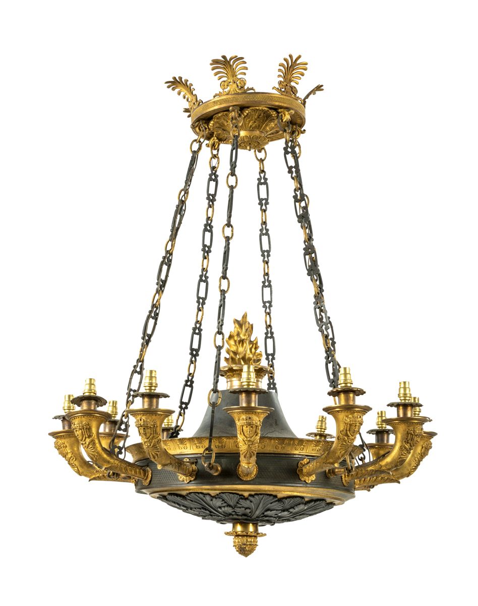 Null Un lampadario in bronzo patinato e bronzo dorato con dodici braccia decorat&hellip;