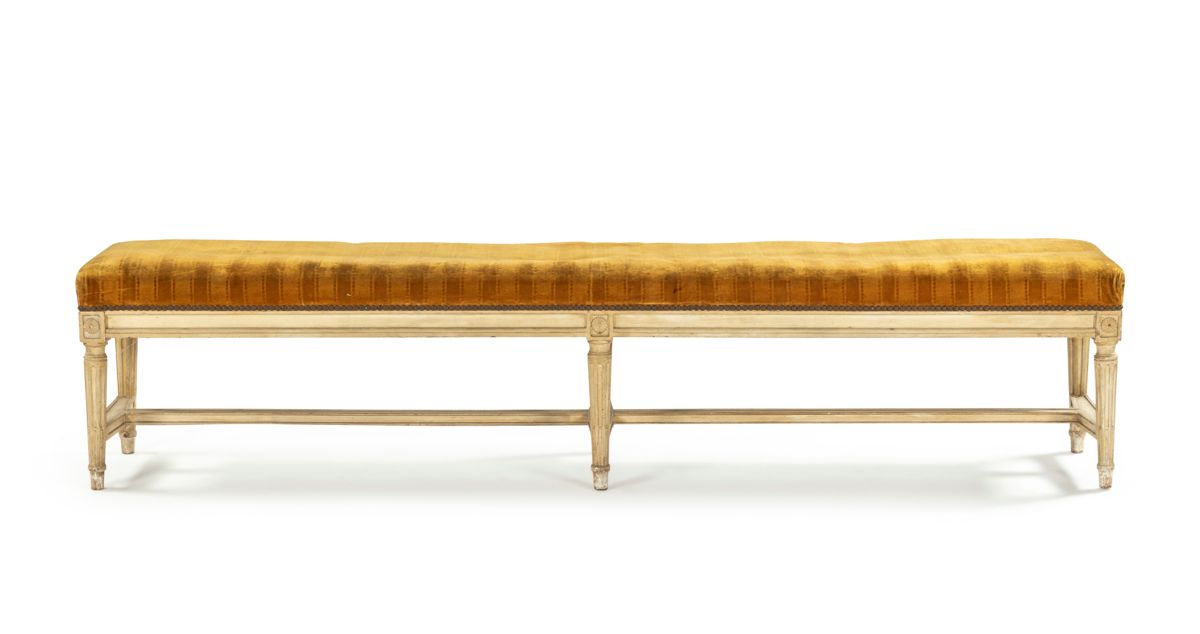 Null 一张大型模制和涂漆的山毛榉木长椅，搁置在带有弧形凹槽的锥形腿上，由支杆连接。
路易十六风格，19世纪。
高：43厘米，宽：195厘米，深：33厘米