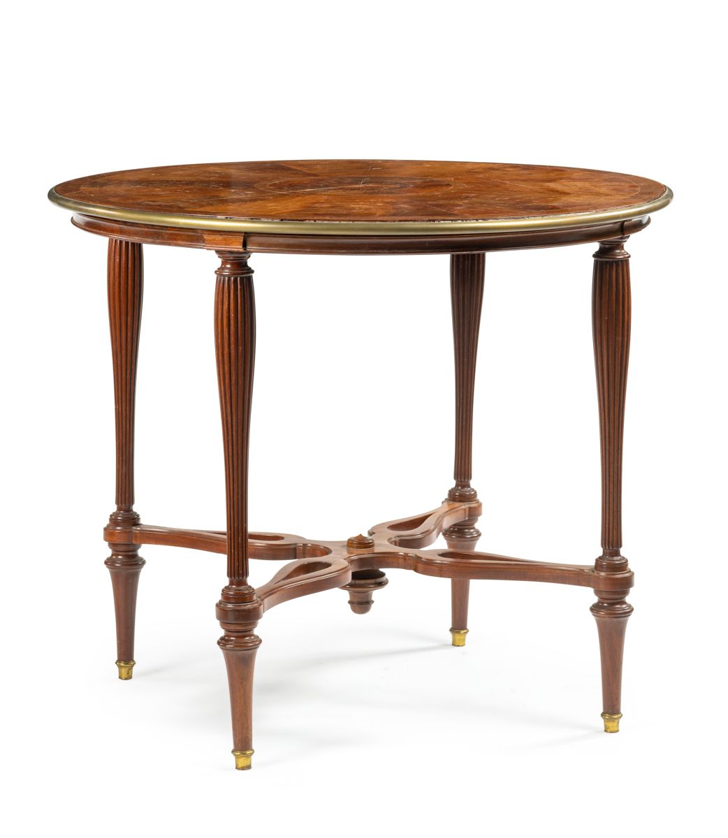 Null A circular mahogany table, the top with circular patterns (probably topped &hellip;