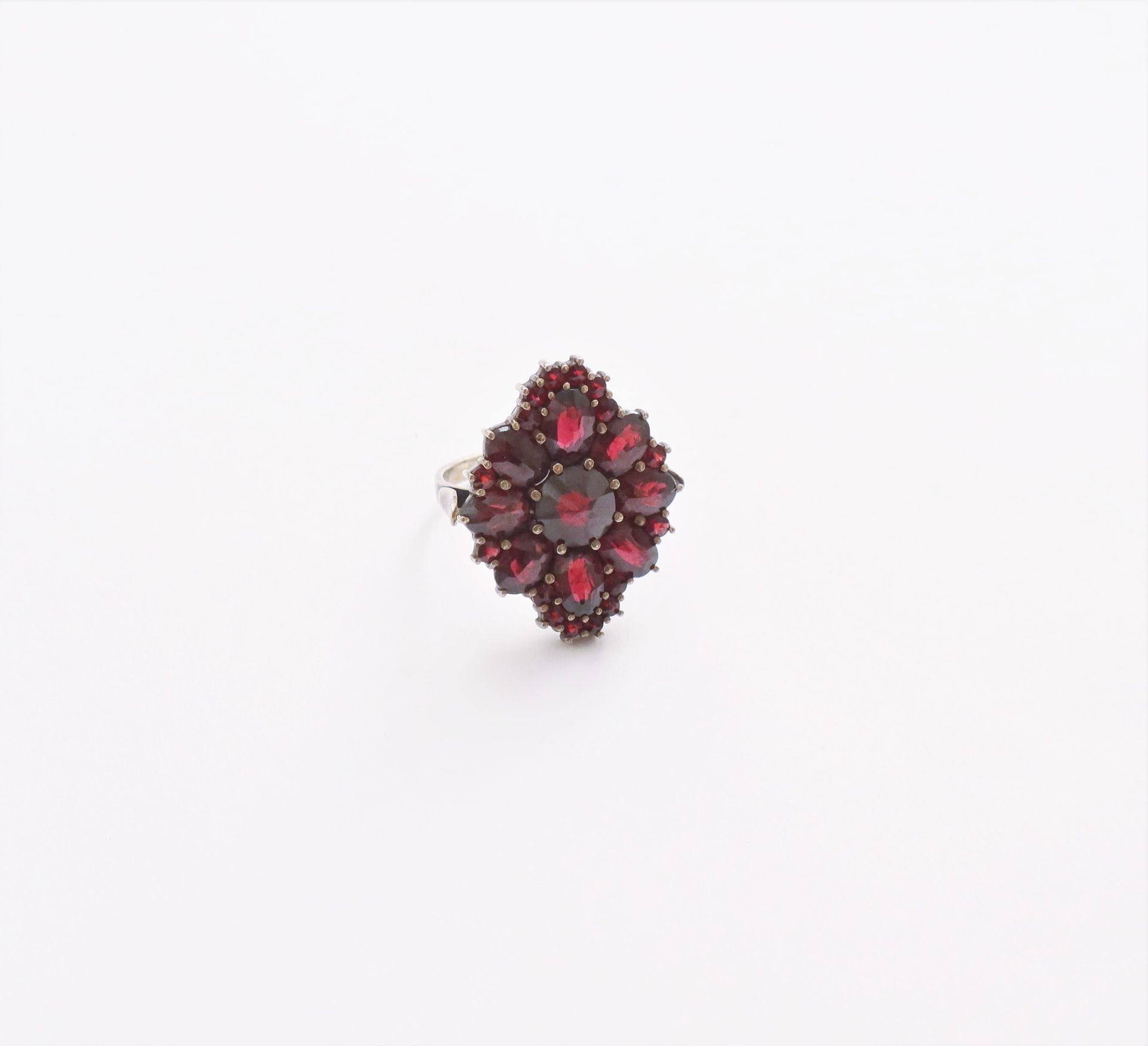 Null Silver ring, set with garnets. Finger size : 52/53. Gross weight : 5,9 g