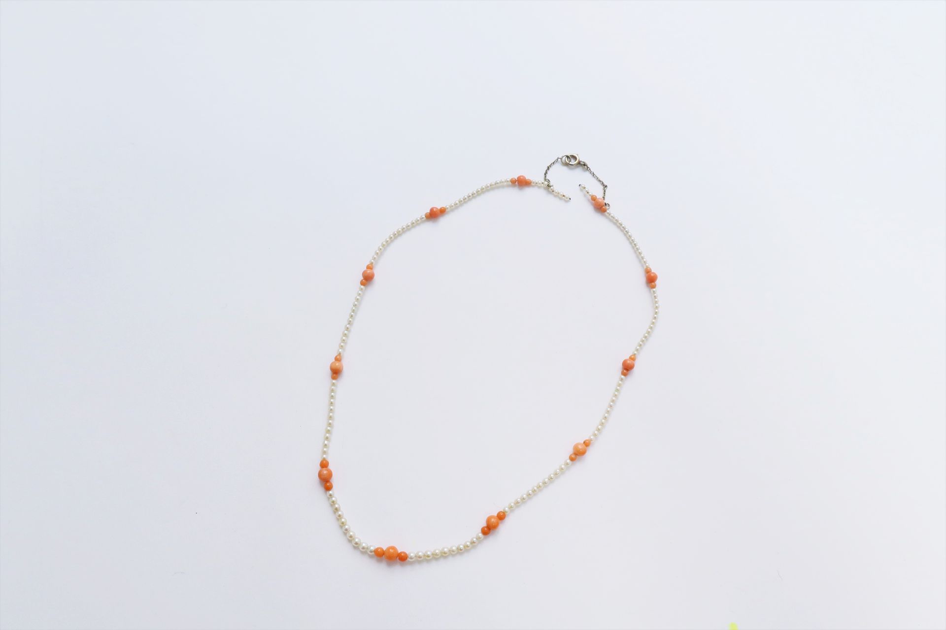 Null Halskette aus kleinen Perlen und Korallenperlen, Verschluss aus 18 K (750) &hellip;