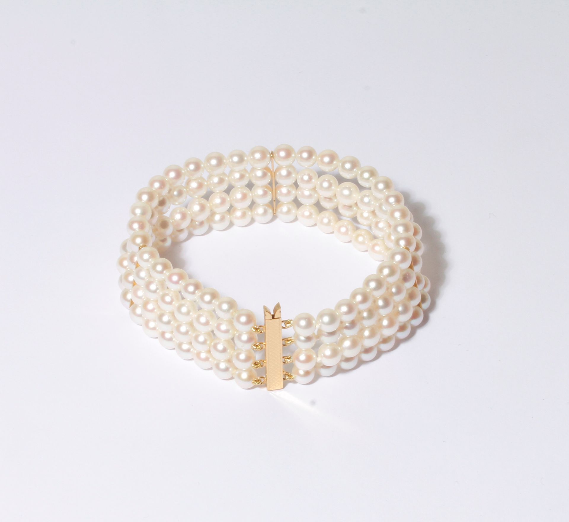 Null 手链有4排养殖珍珠，有18K（750）金条，18K金搭扣。长度：18厘米左右。

毛重 : 31,4 g