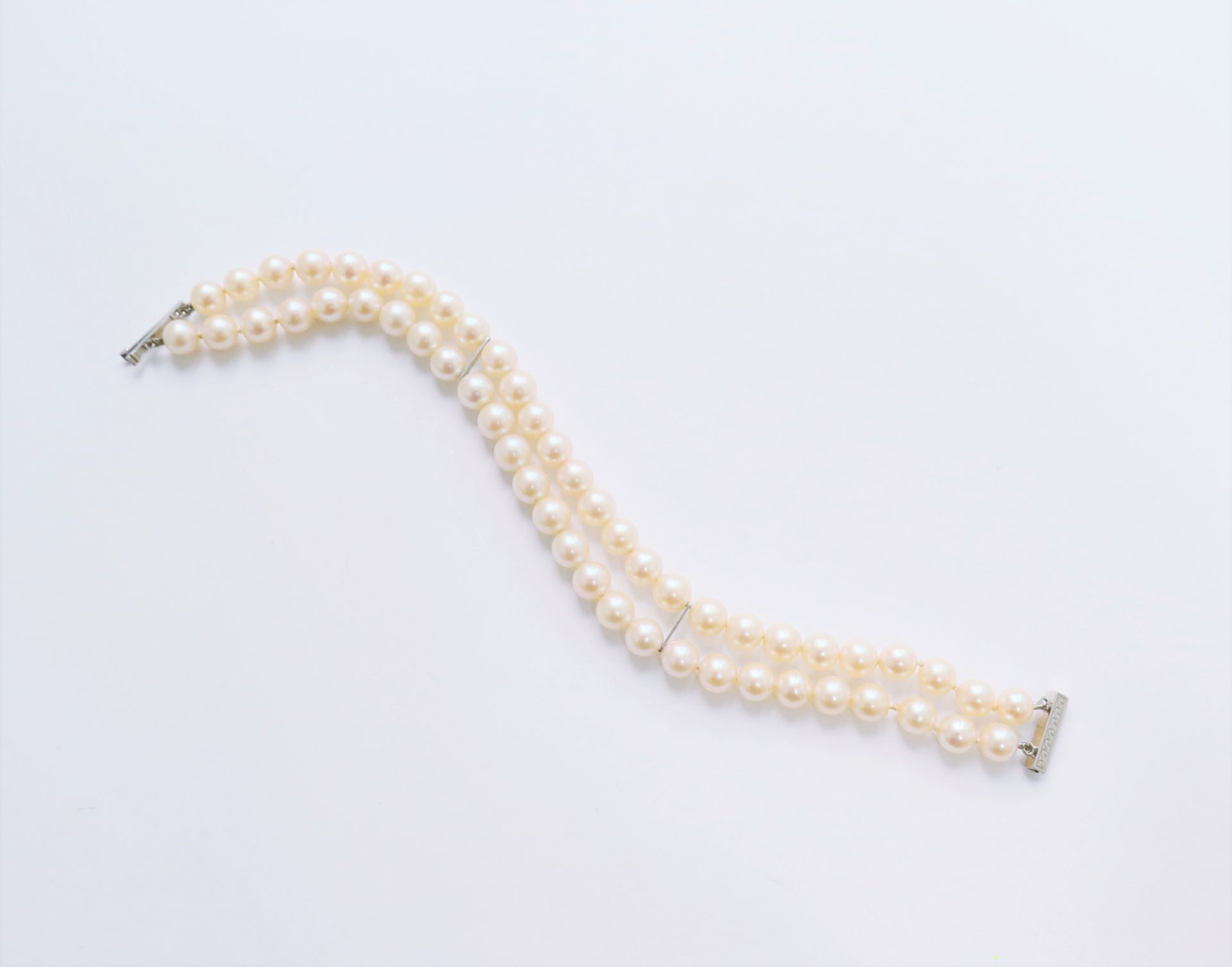 Null Bracelet de 2 rangs de perles de culture, fermoir en or gris 18K (750). Lon&hellip;