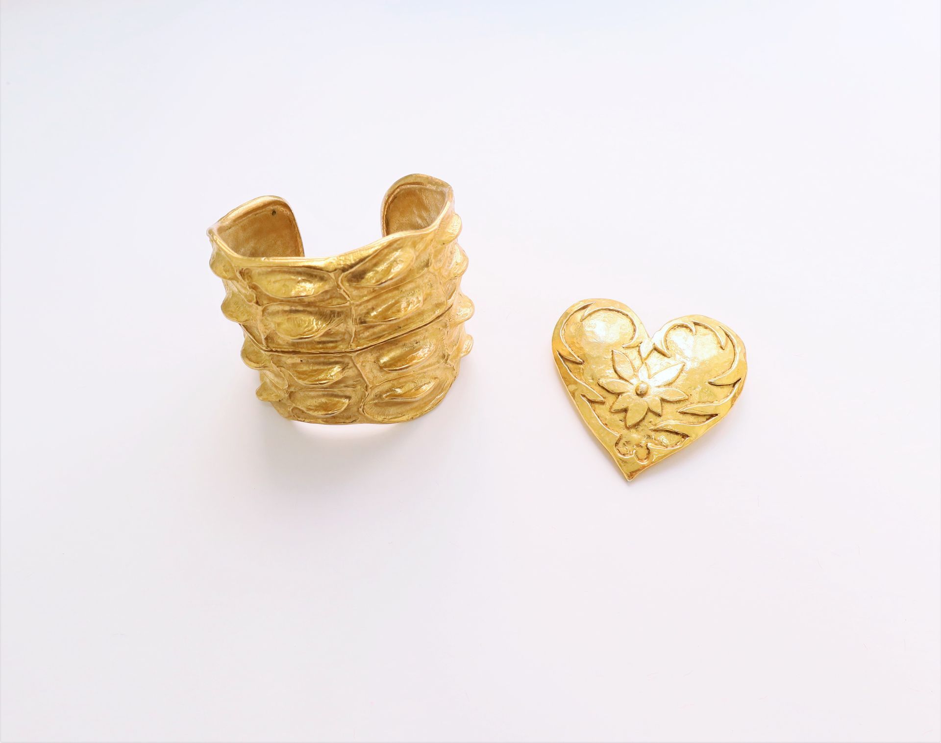 Null YVES SAINT LAURENT

Gold-plated metal cuff bracelet with crocodile imitatio&hellip;