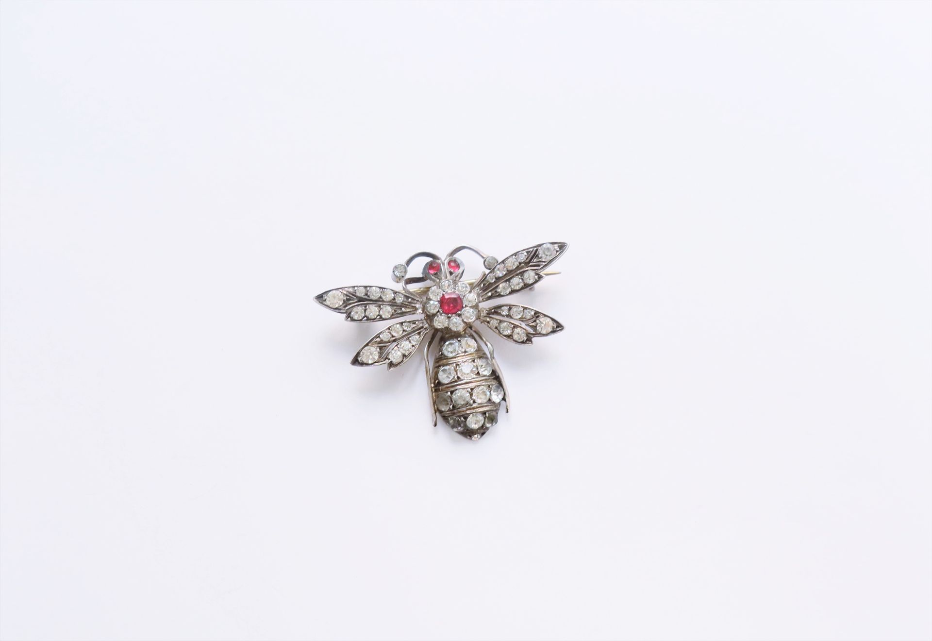 Null Silver brooch representing an insect, the body and the head set with red or&hellip;