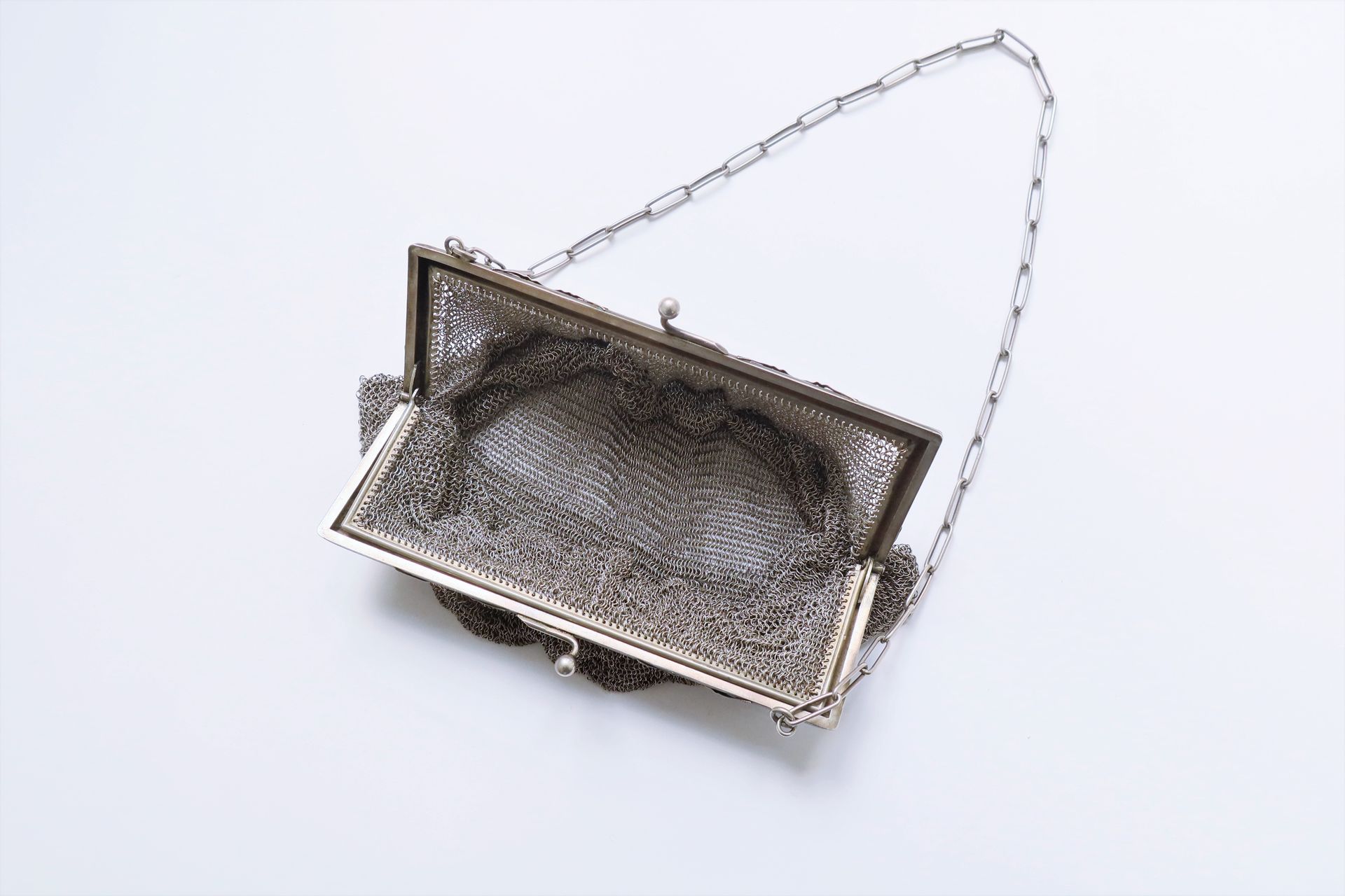 Null Knitted silver purse with two compartments. Weight : 306,4 g