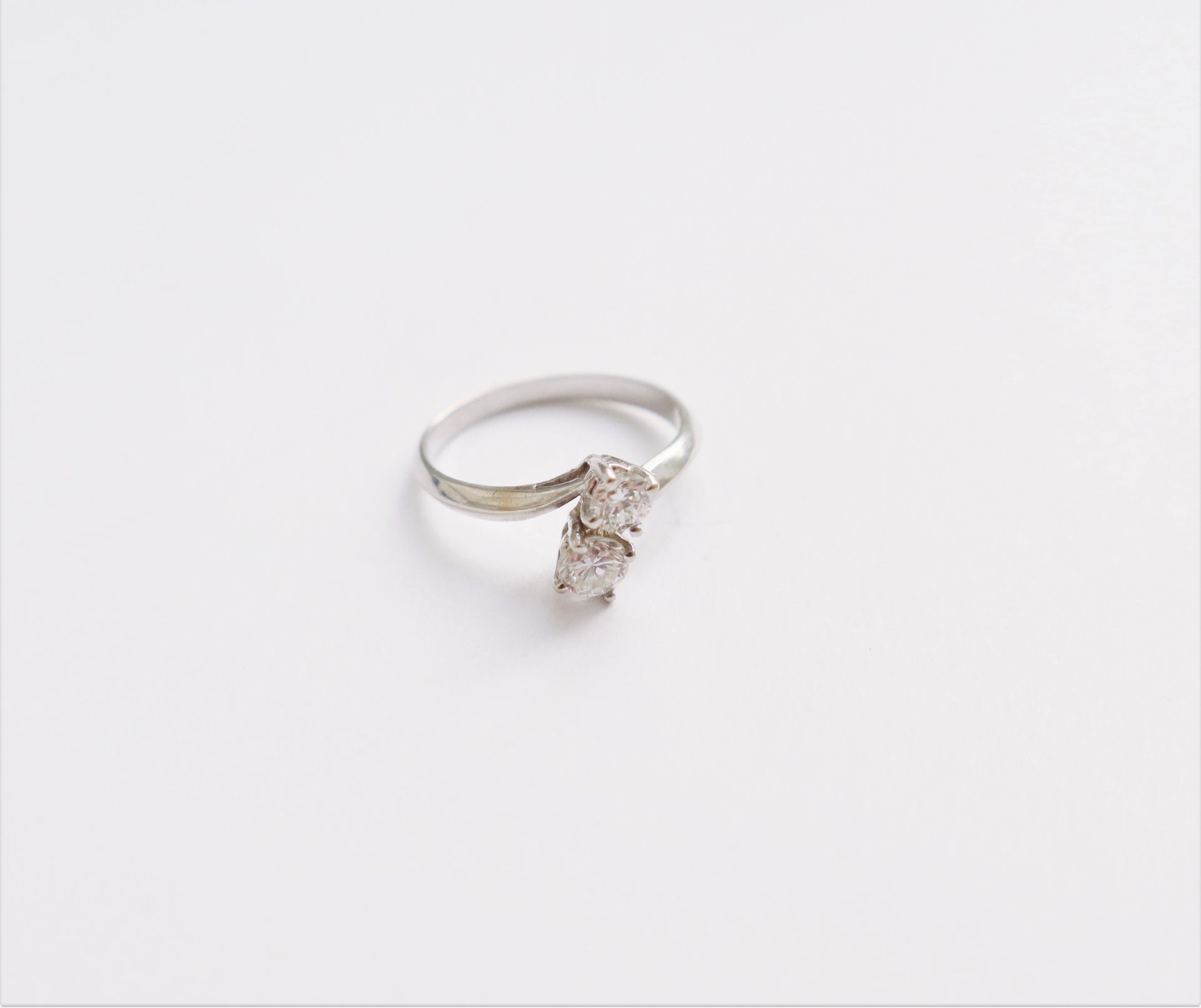 Null 18K（750）白金戒指，镶嵌两颗圆形明亮式切割钻石。手指大小：48，毛重：2.3克