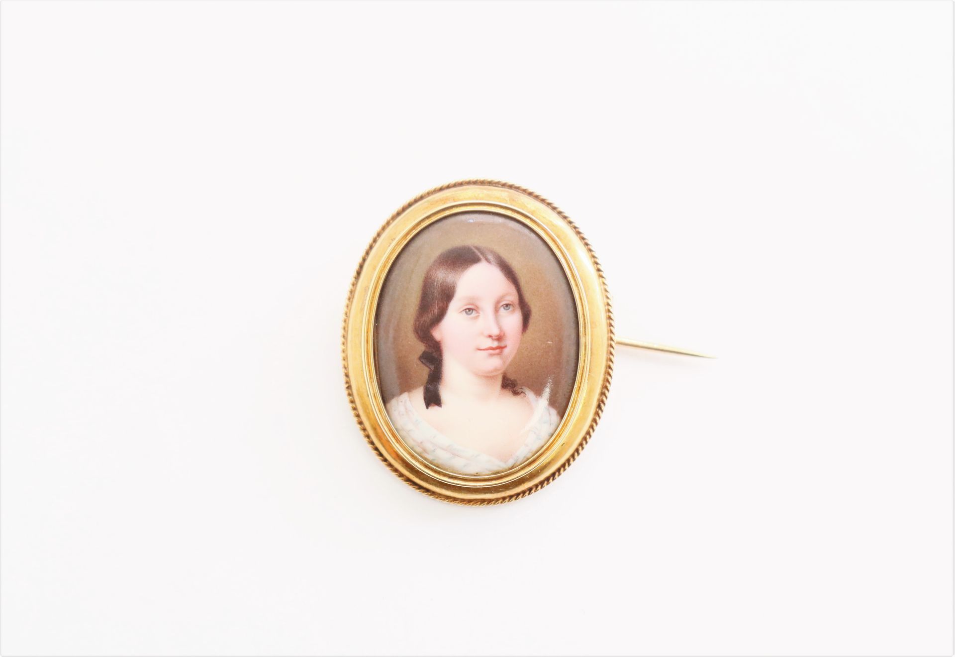 Null 一枚18K(750)金胸针，上面有一个多色珐琅的年轻女孩的缩影。19世纪的法国作品。高度：约4厘米。毛重 : 11,6 g