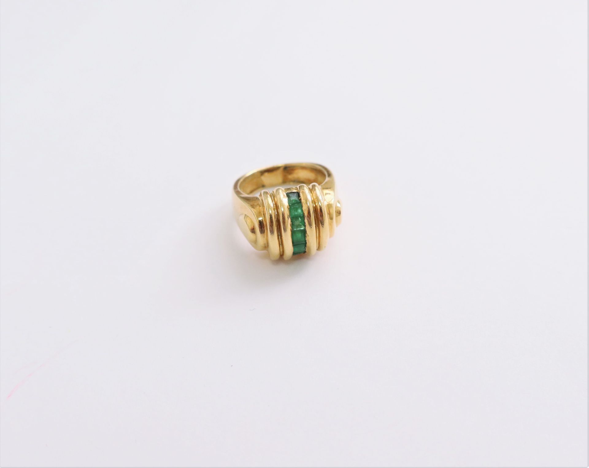 Null Ring aus 18 K (750) Gold, besetzt mit kalibrierten Smaragden. Fingergröße: &hellip;