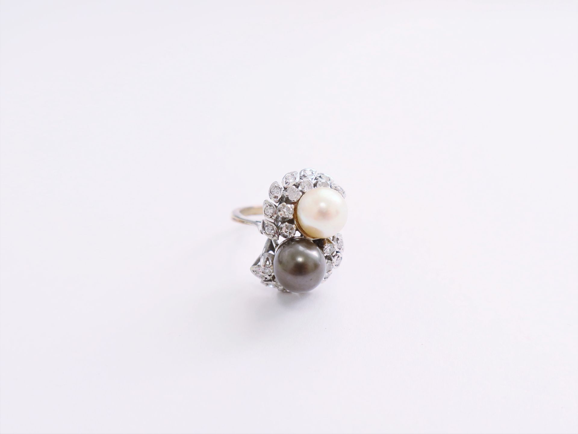 Null 
14K (585) 金戒指，镶有一颗白色养殖珍珠、一颗黑色幻想珍珠和8/8圆钻。手指大小：48，毛重6.9克