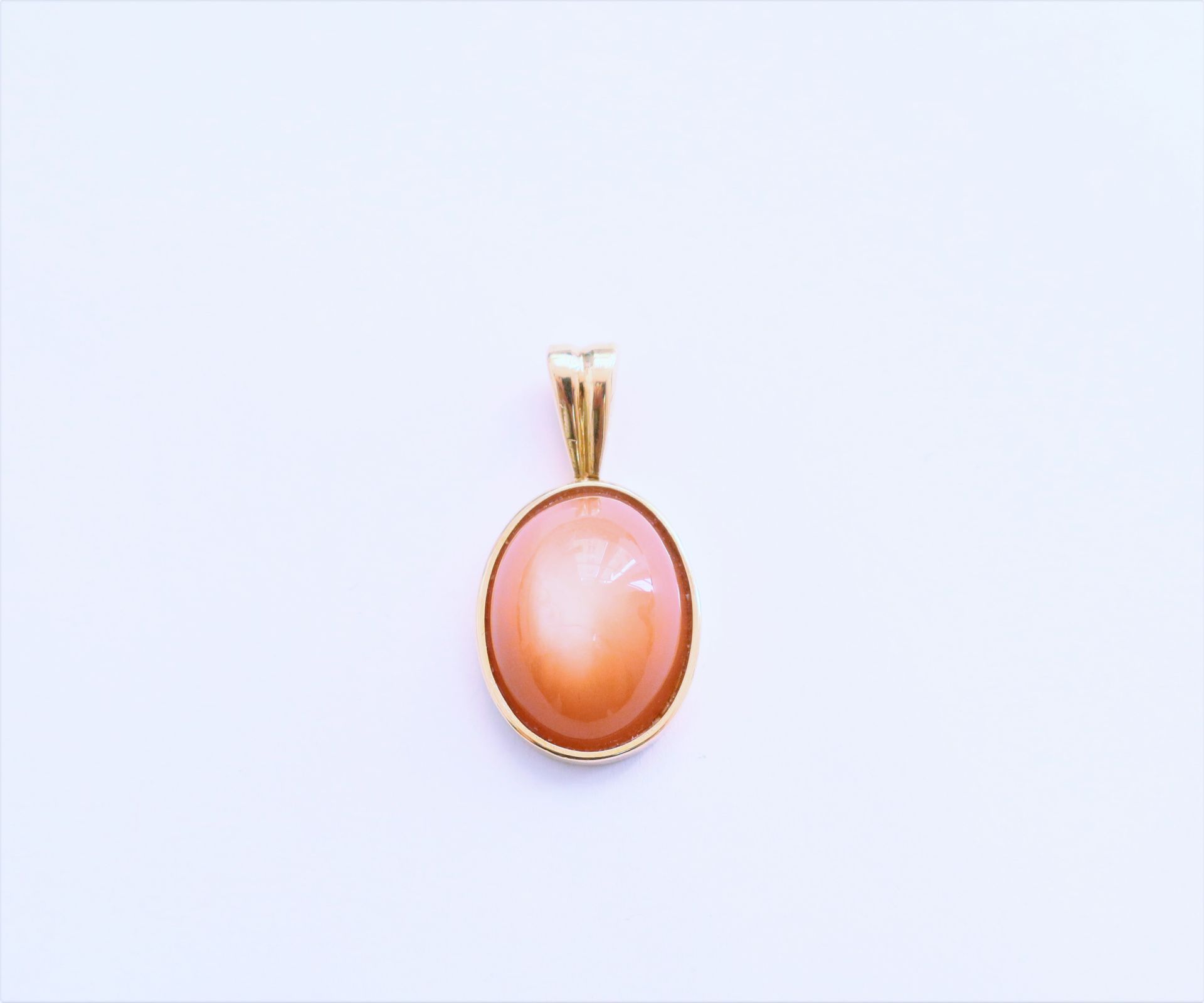 Null Pendant in 18K (750) gold, decorated with a cabochon moonstone. Height : 3,&hellip;