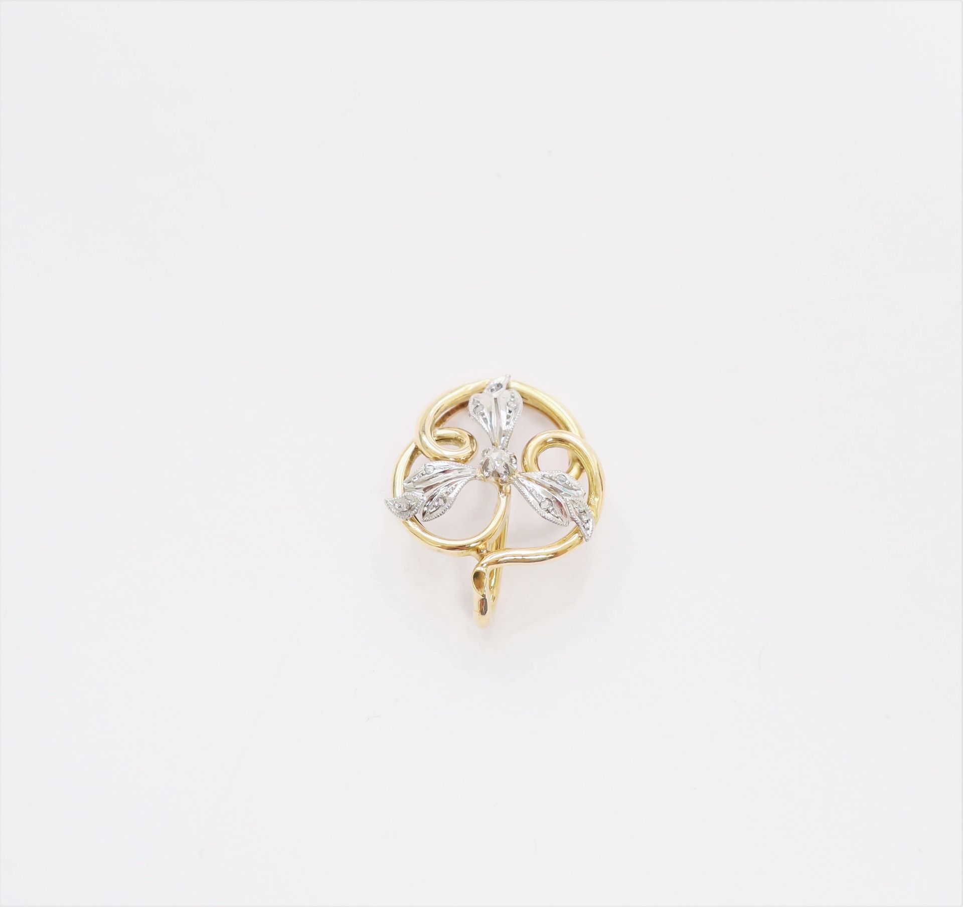 Null Ciondolo in oro 18K (750) con design a fiore e diamanti taglio rosa. Altezz&hellip;