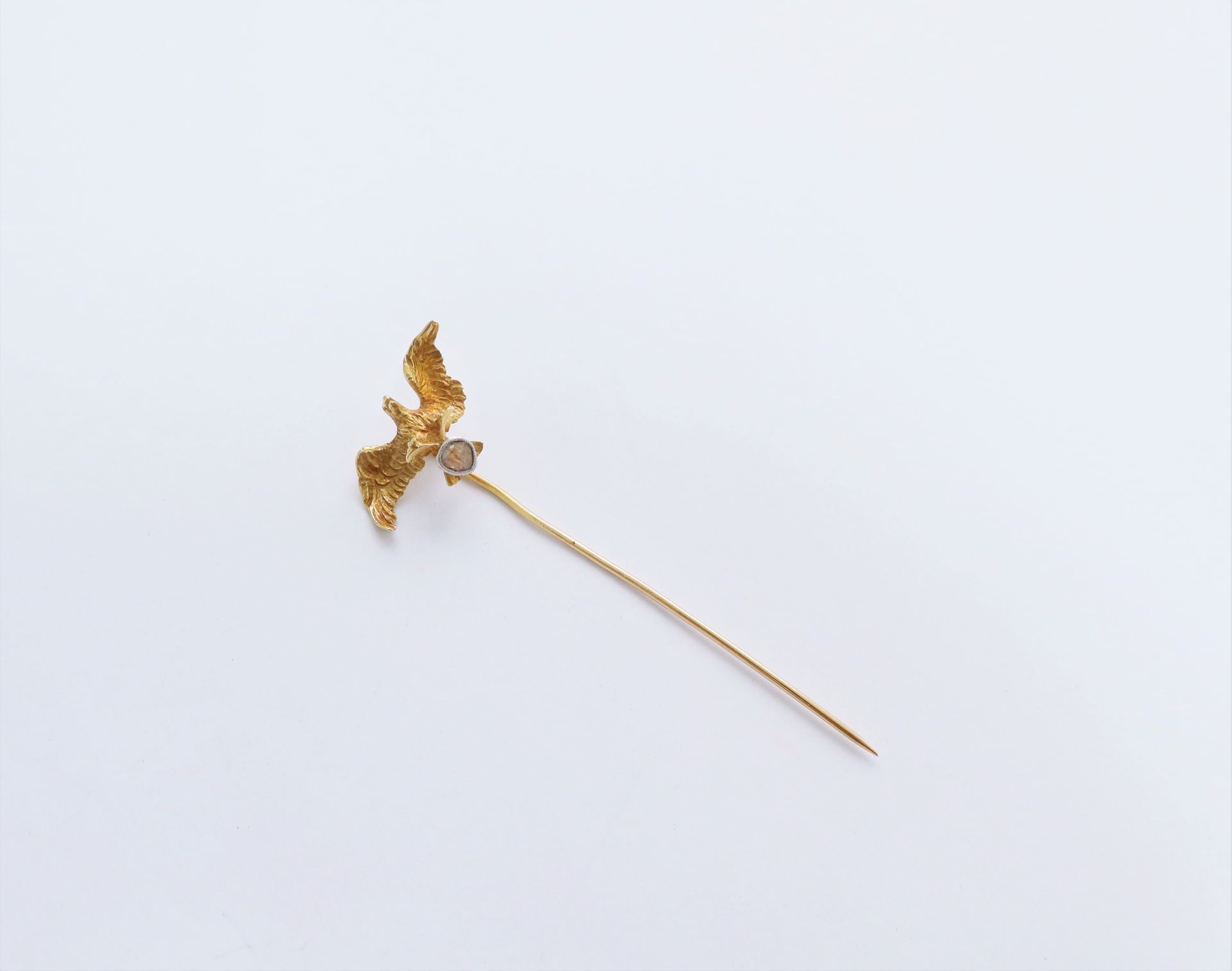 Null 18K（750）金襟针，有一只张开翅膀的鹰，围着一颗玫瑰切割钻石。19世纪末的作品。毛重 : 3,1 g