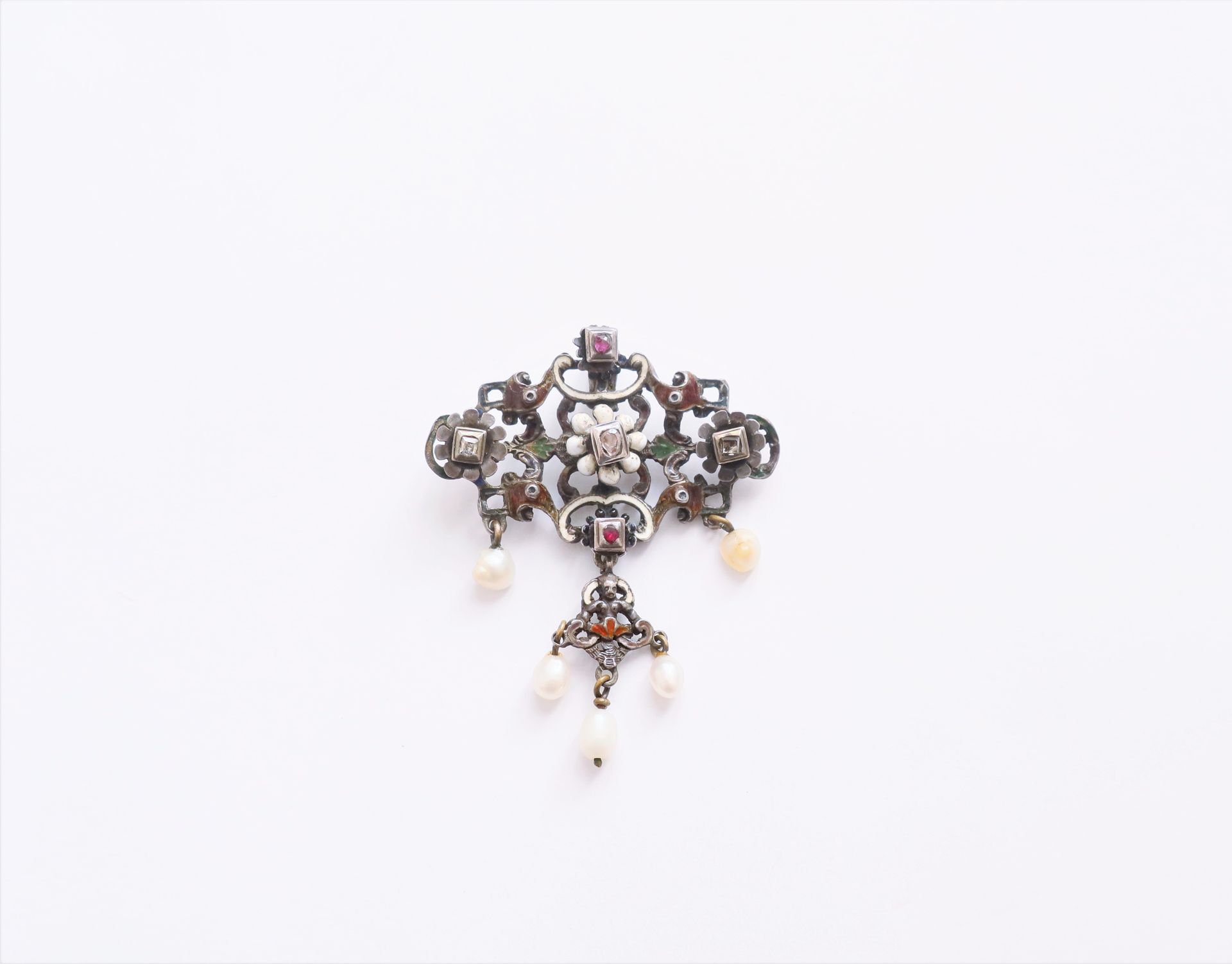 Null 银质吊坠，切割有花朵，装饰有多色珐琅、钻石、红宝石和巴洛克珍珠，背面刻有珐琅。19世纪的作品。高度：约5.5厘米。毛重：12.8克（缺失，颠簸）。