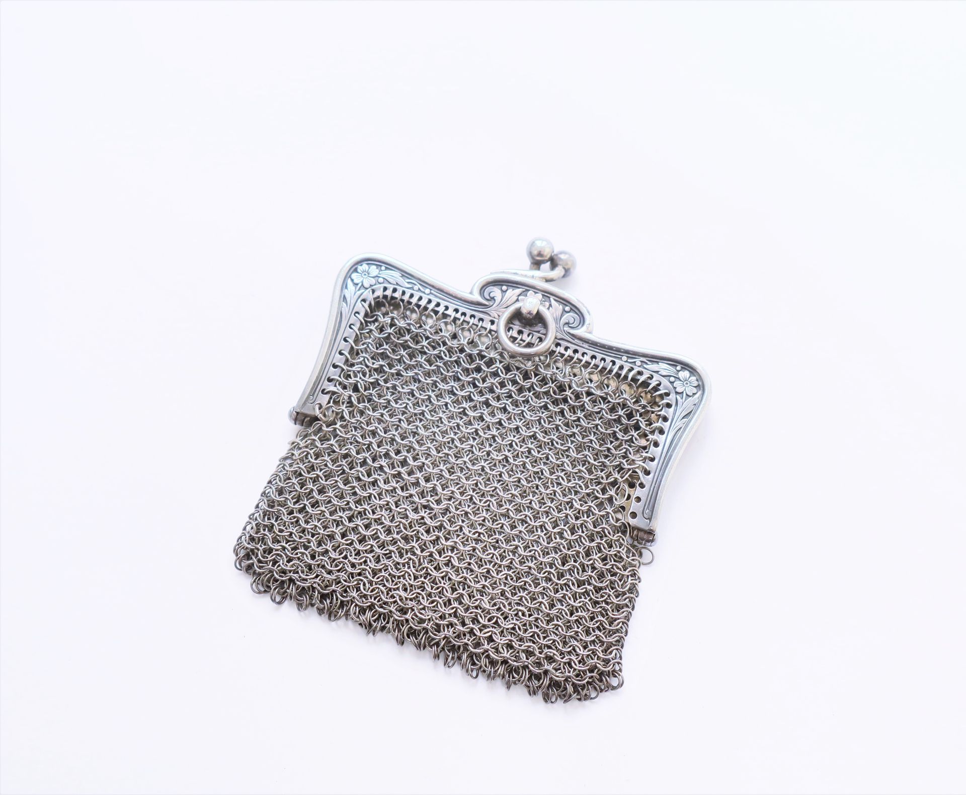 Null Knitted silver purse. French work of the end of the 19th century. Weight : &hellip;