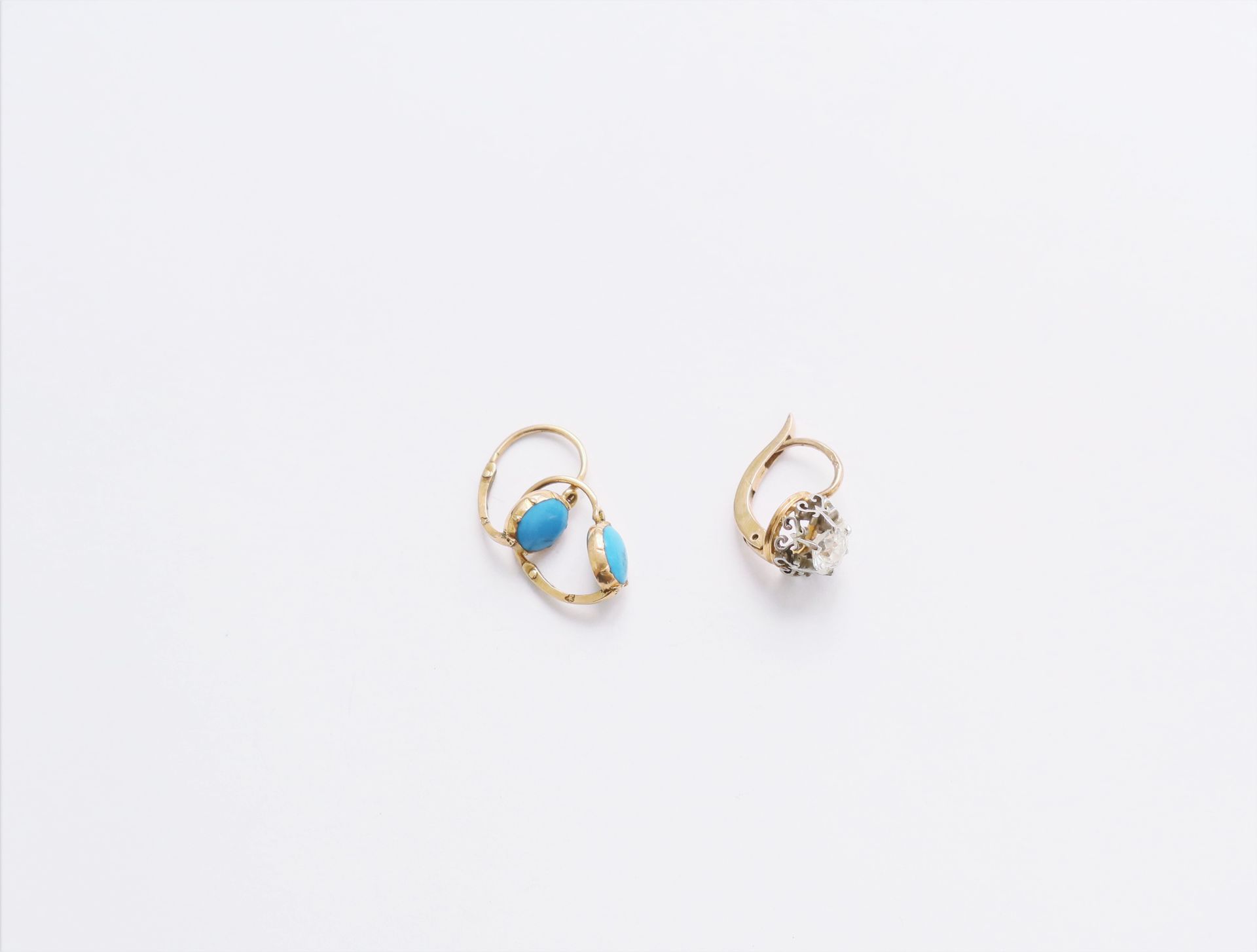 Null A pair of 18K (750) gold sleeper earrings, each with a cabochon turquoise. &hellip;