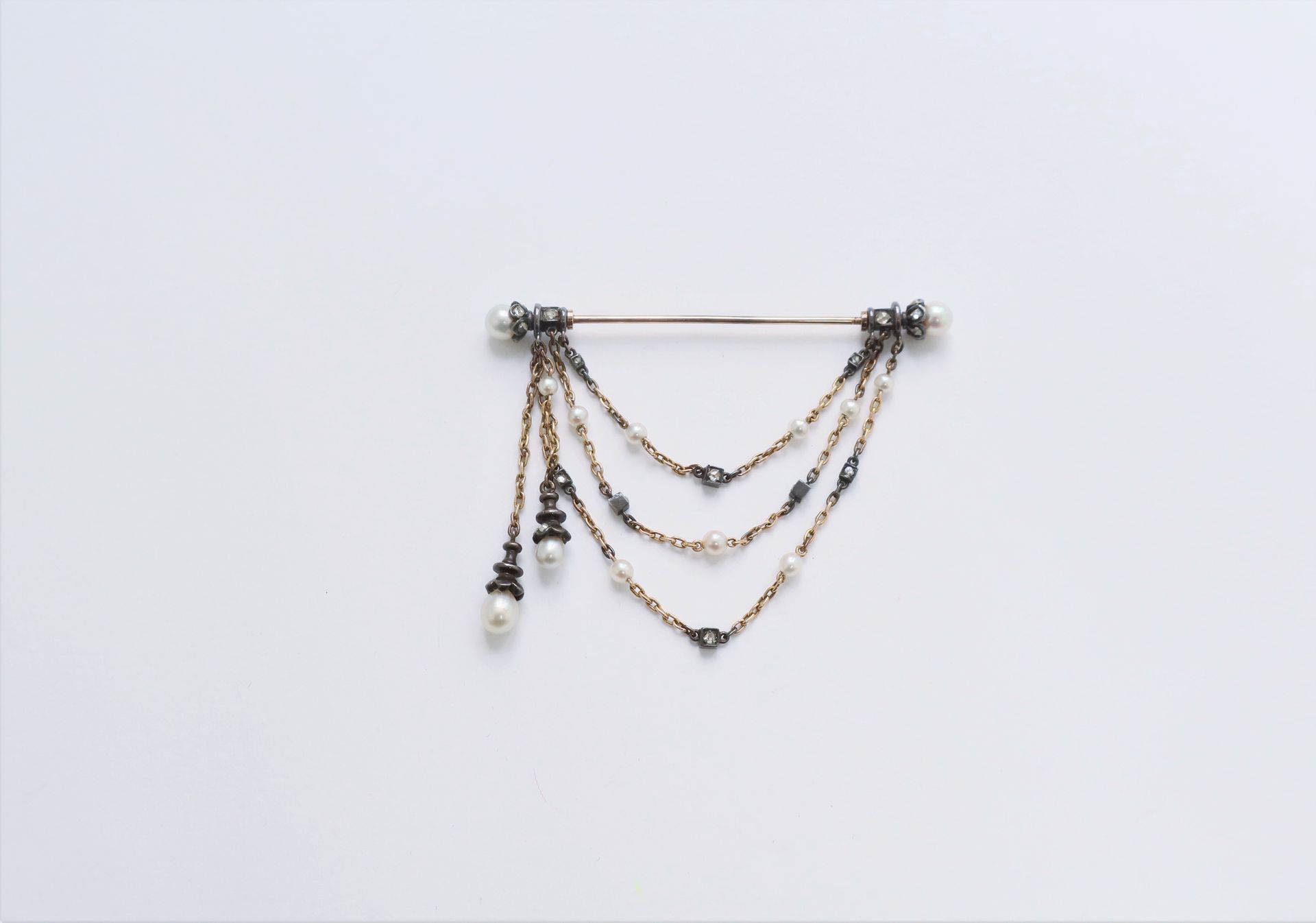 Null 18K（750）金和银胸针，镶嵌玫瑰式切割钻石和小珍珠。19世纪末的作品。重量 : 4,5 g