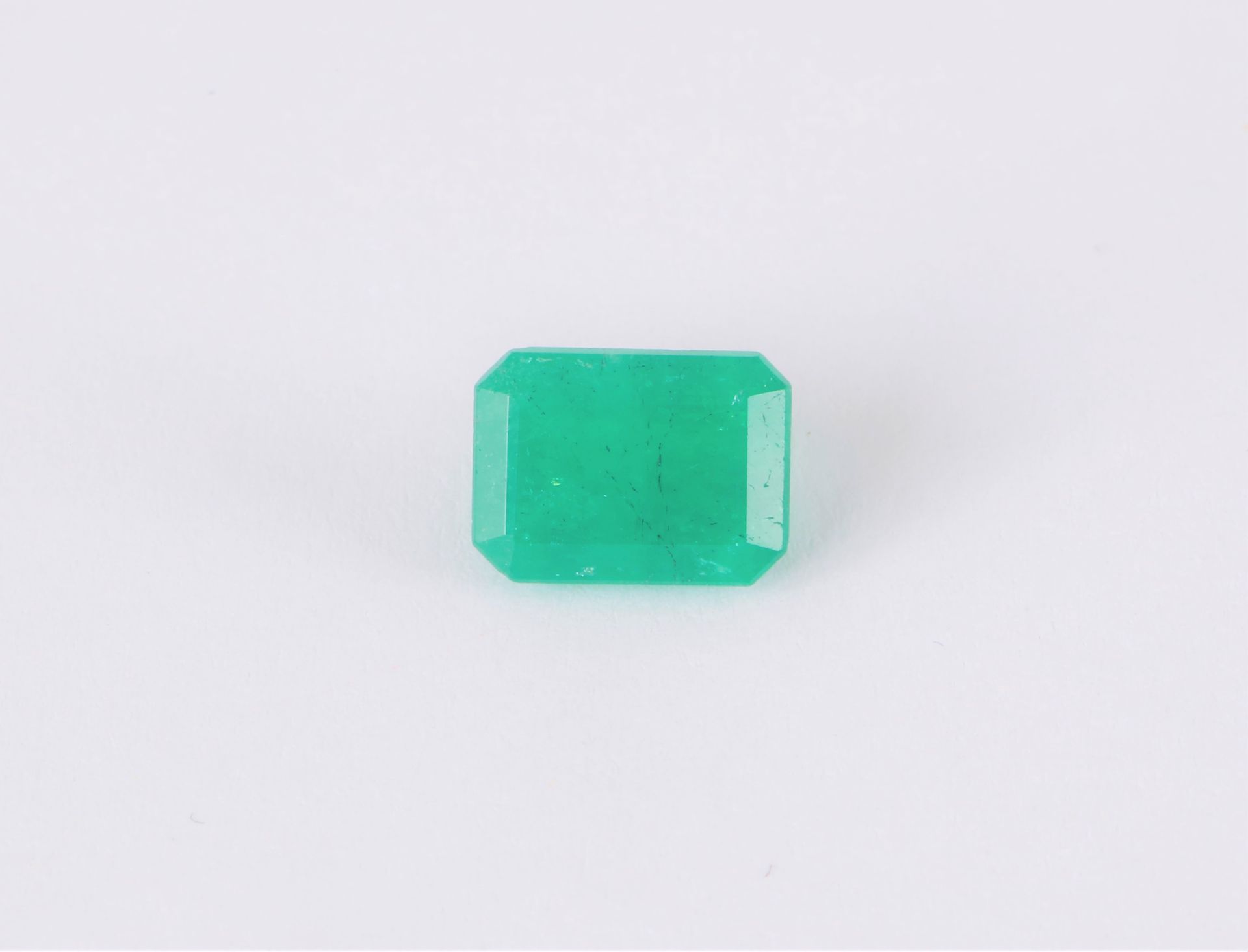 Null Smeraldo rettangolare su carta del peso di 1,90 ct. Dimensioni: 6,4 x 8,08 &hellip;