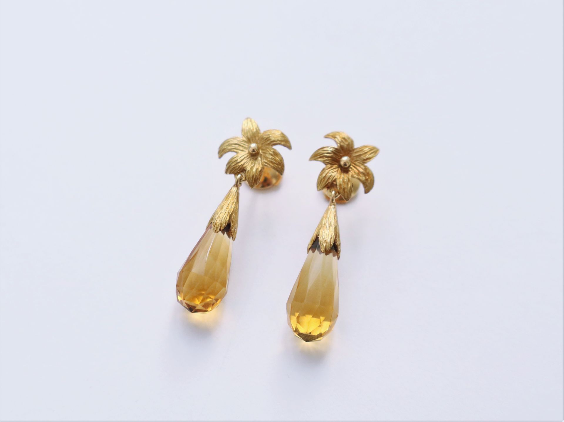 Null 一对18K(750)金花耳环，吊坠为Briolette切割黄水晶。法国的工作。高度：约3.5厘米。毛重 : 6,4 g