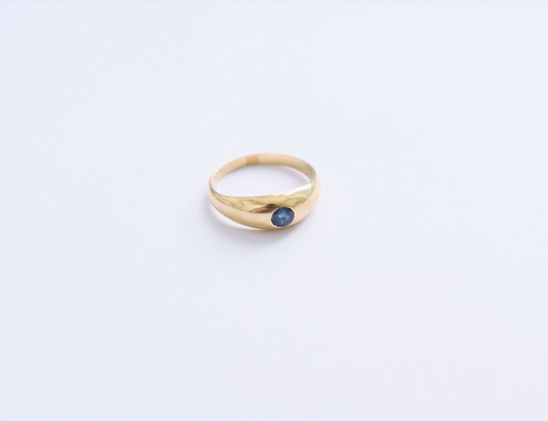 Null 18K (750) gold ring, set with a sapphire. Finger size : 54. Weight : 2,9 g