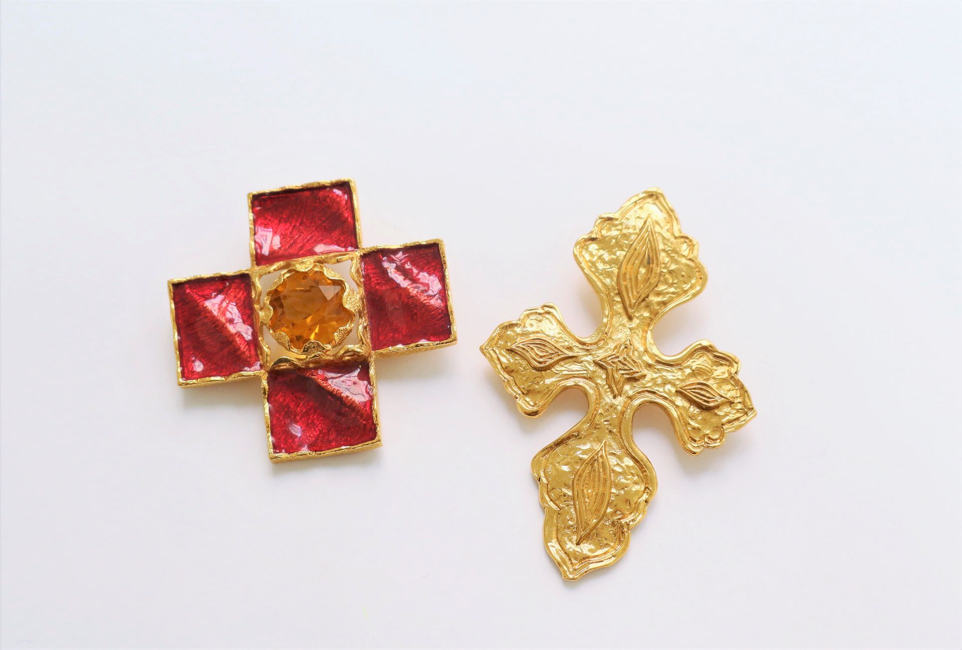 Null Set of two gilt metal pendant brooches, one drawing an enamelled cross cent&hellip;
