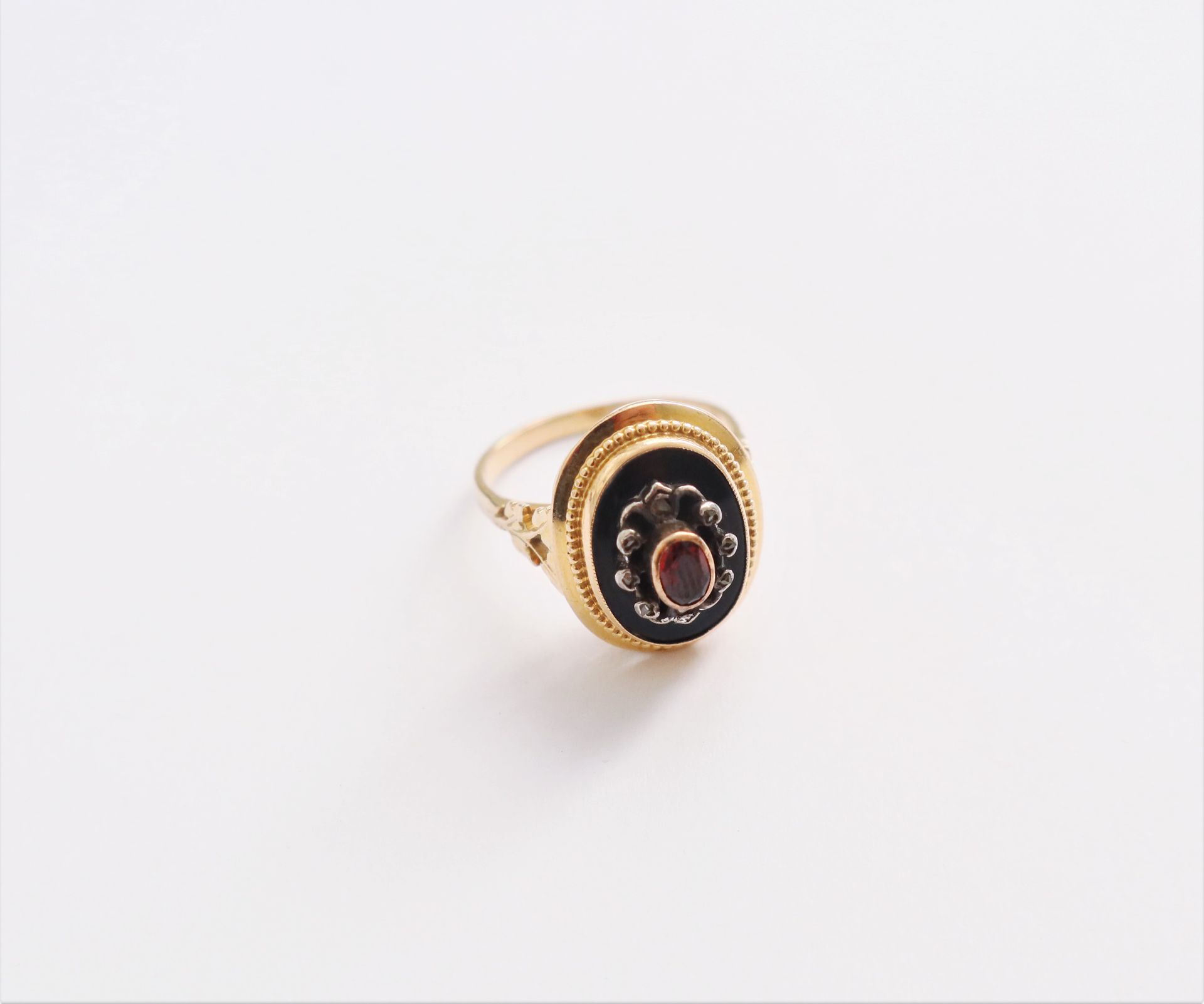 Null 一枚银质和18K（750）金戒指，在黑玛瑙背景上镶嵌着一颗橙色宝石，周围是玫瑰式切割钻石。19世纪末的法国作品。手指大小：54。毛重：7.1克（芯片