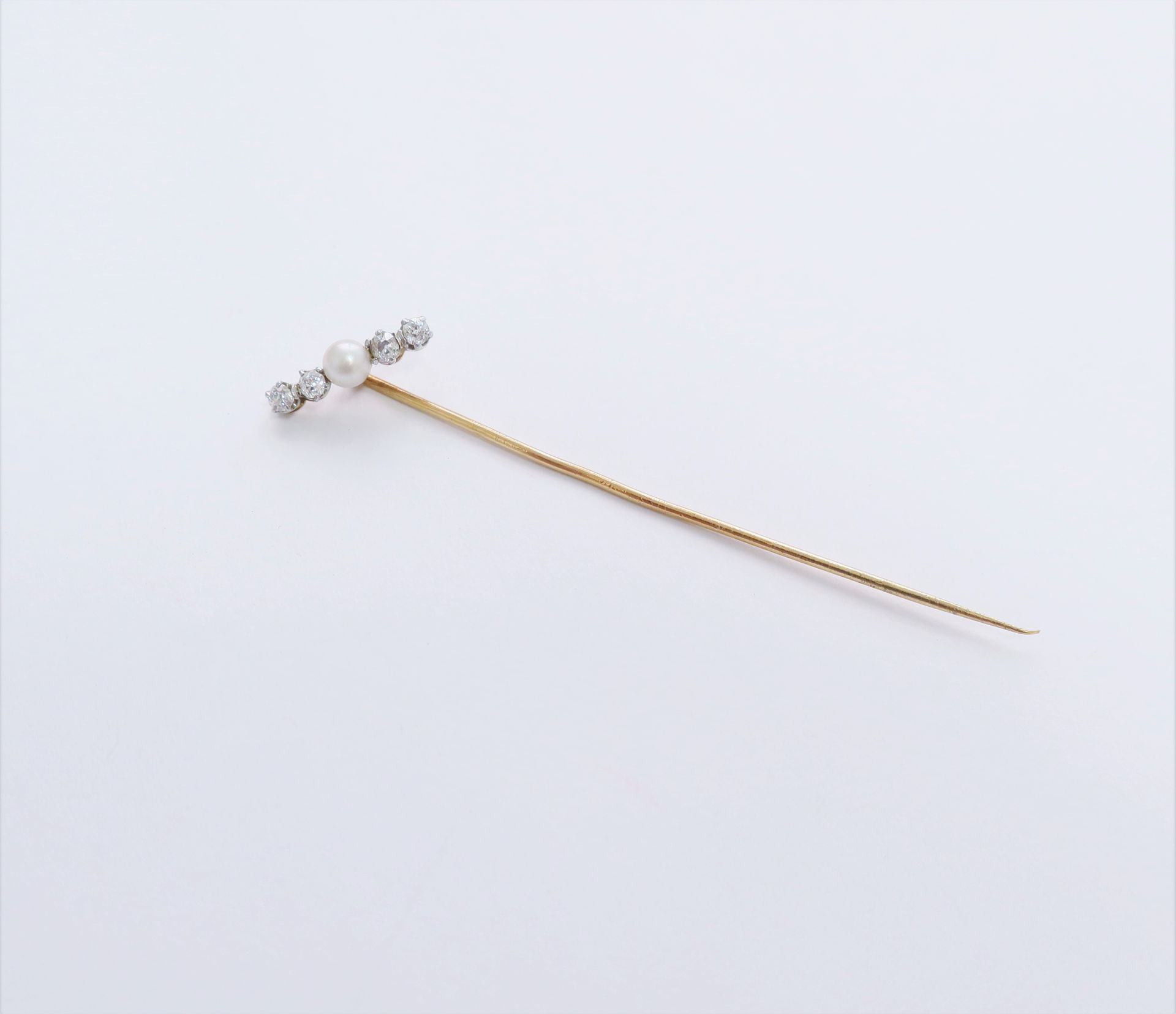 Null 18K (750) gold lapel pin set with a pearl between 4 round old-cut diamonds.&hellip;