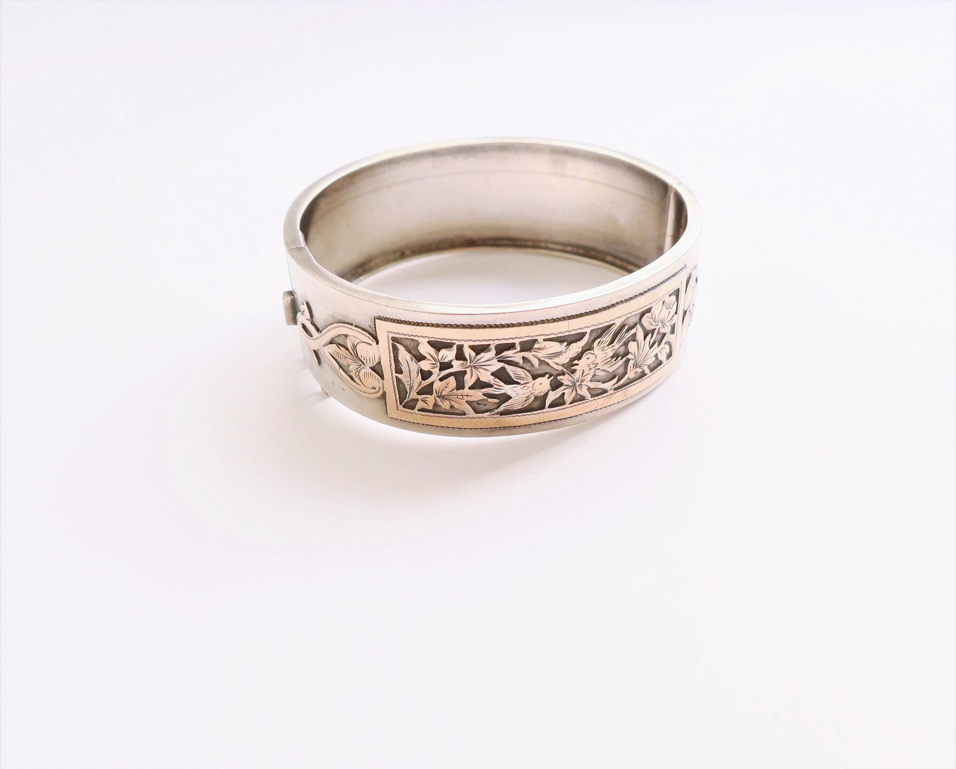 Null Wide silver bracelet, applied with a cut-out pattern of foliage and birds. &hellip;