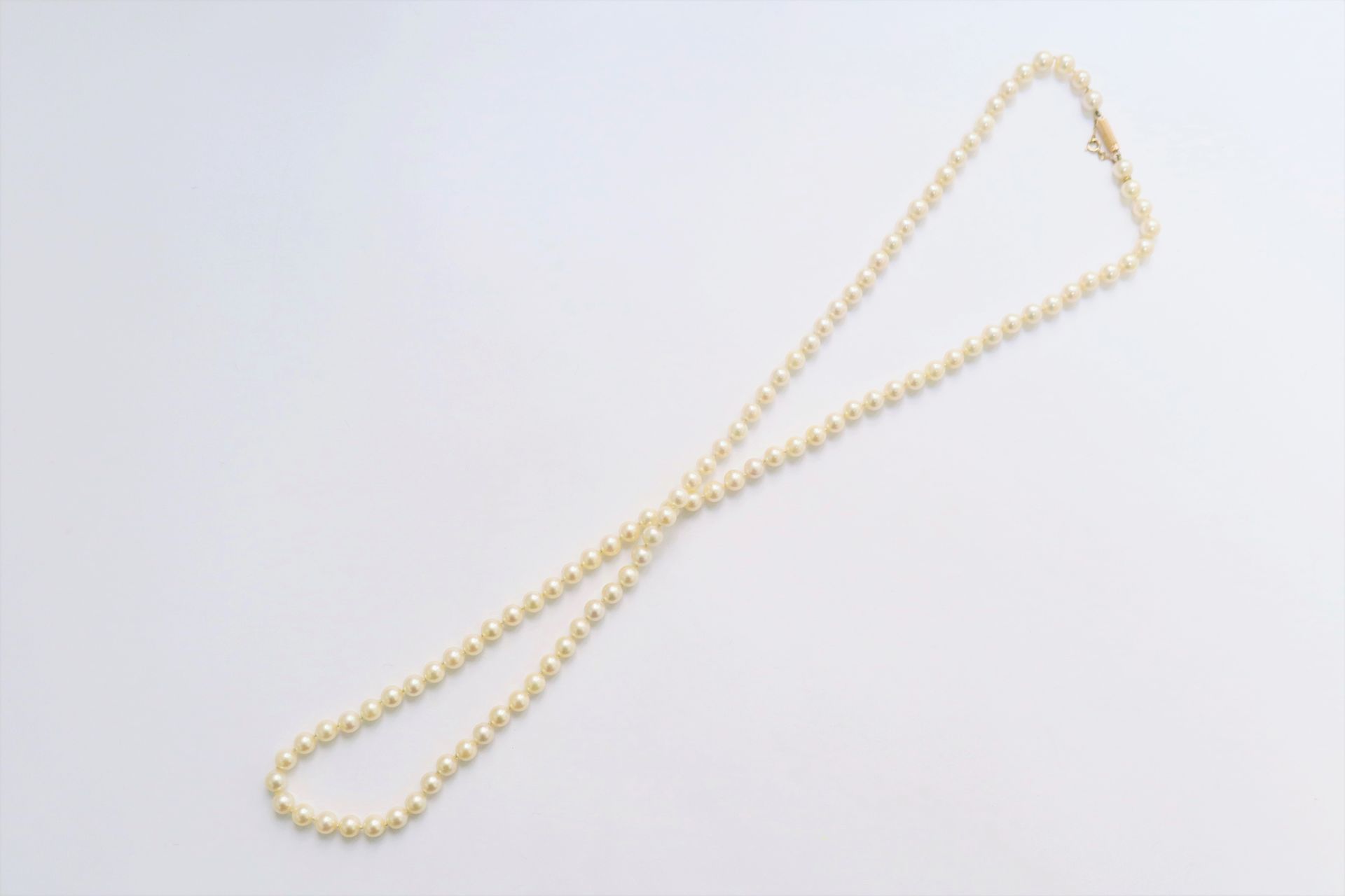 Null Langes Collier aus Zuchtperlen, Verschluss aus 18K (750) Gold. Länge: ca. 7&hellip;