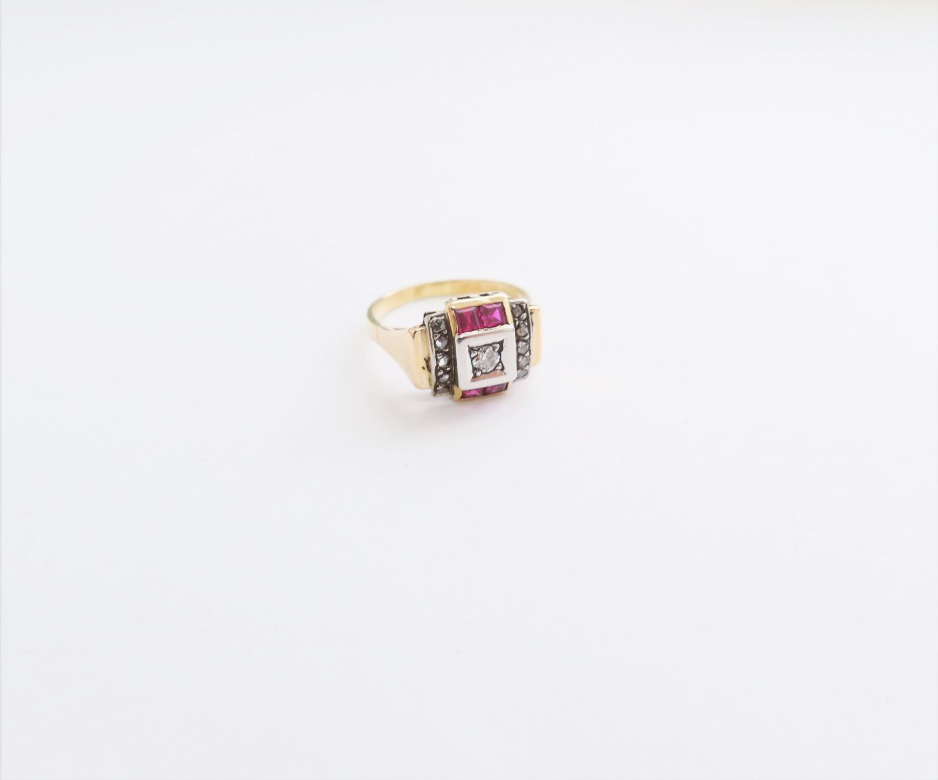 Null 18K（750）金戒指，在两行玫瑰式切割钻石之间镶嵌一颗圆形老式切割钻石，并饰以合成红宝石。手指大小：57。毛重 : 5,4 g