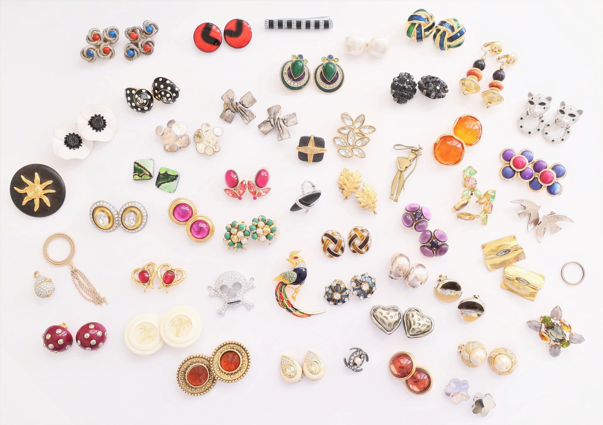 Null Lot of costume jewelry including earrings, rings, brooches.