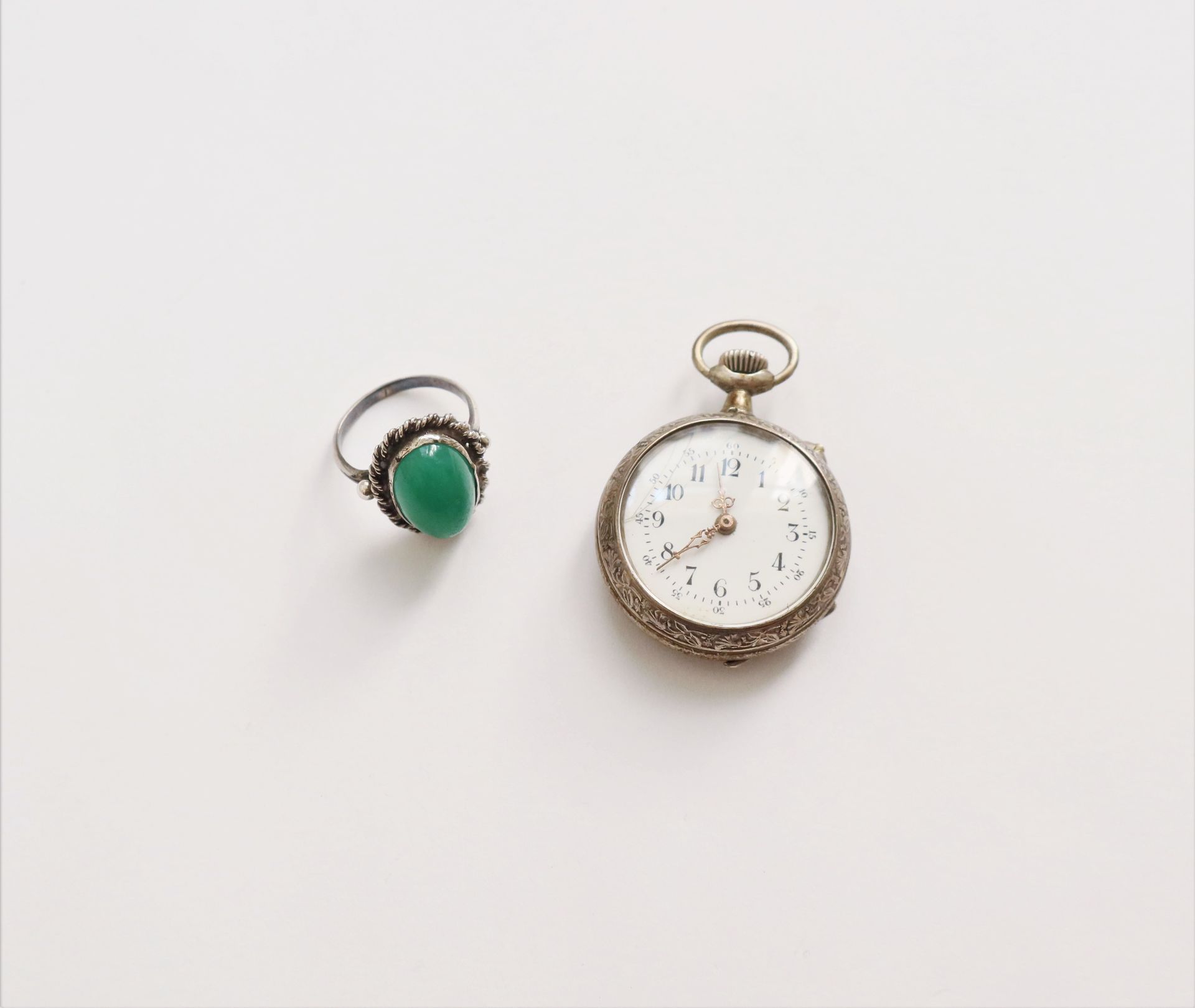 Null Silberne Garnitur bestehend aus: einem Ring und einer Taschenuhr. Bruttogew&hellip;
