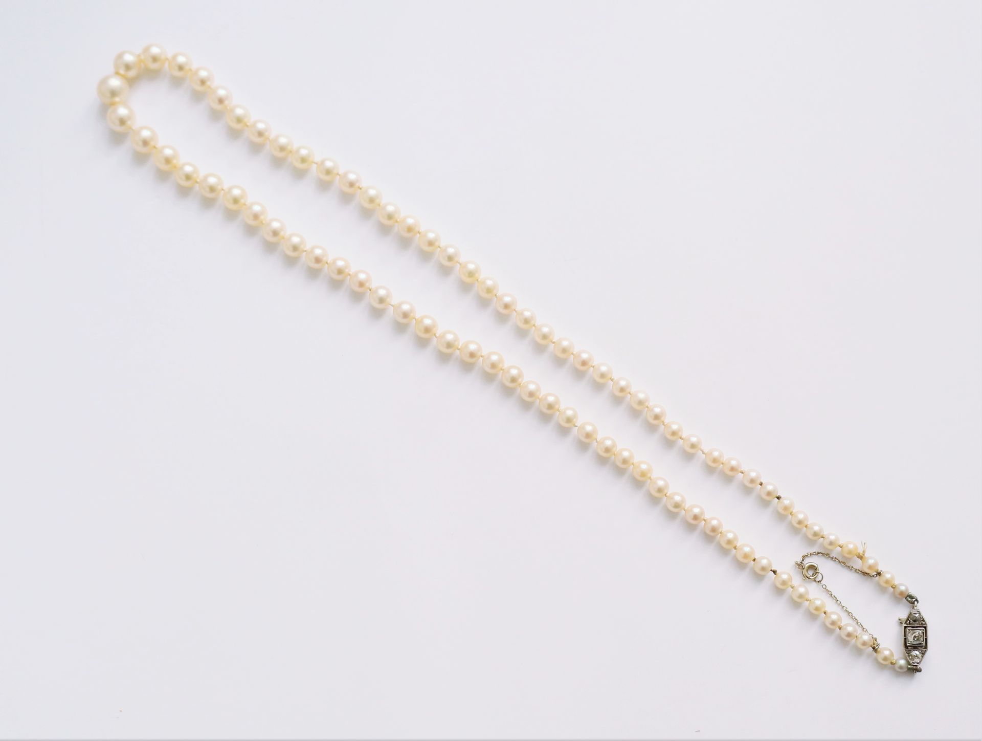 Null 养殖珍珠项链，18K（750）白金搭扣，镶嵌3颗老式切割钻石。毛重 : 19,9 g