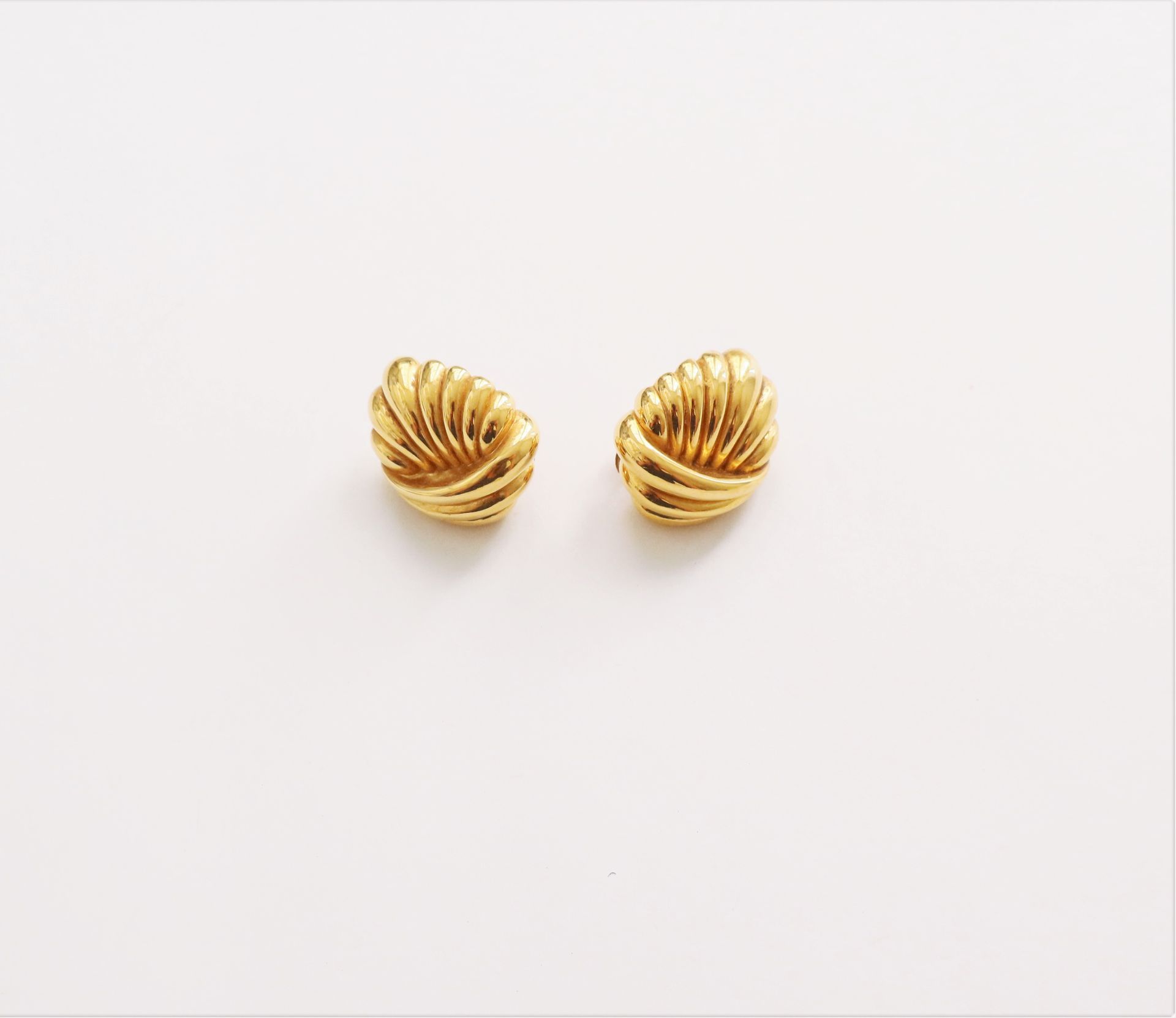 Null Pair of 18K (750) gold earrings, hollow, gadrooned. French work. Height : 2&hellip;