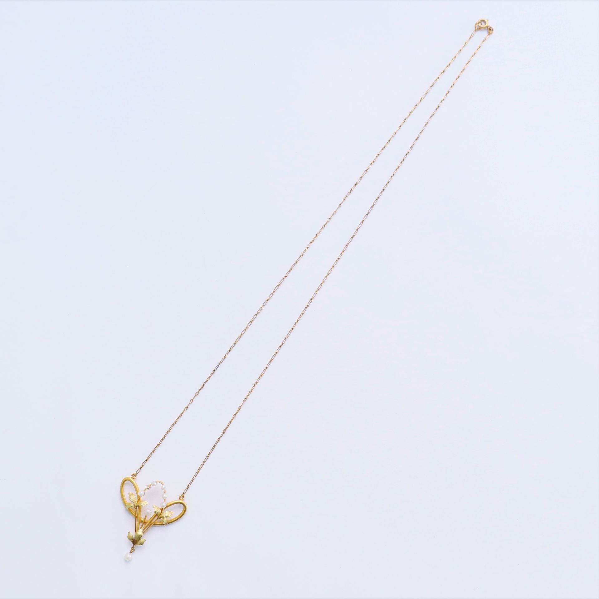 Null 一条双色18K(750)金项链，装饰有风格化的花卉图案和小珍珠。20世纪初的法国作品。毛重：4.5克（缺）。