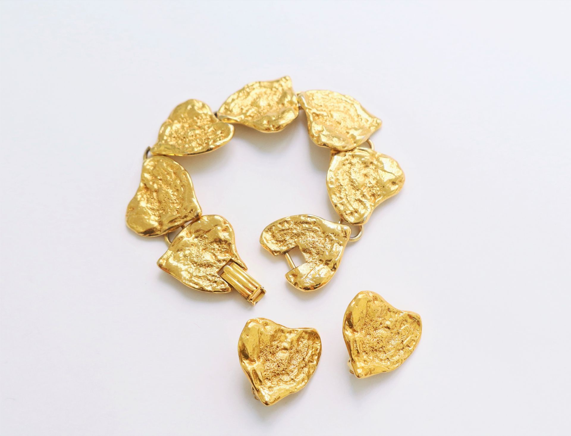 Null Yves Saint Laurent

半套镀金金属，包括：一个带有心形图案的手镯，一对配套的耳夹。有图案的