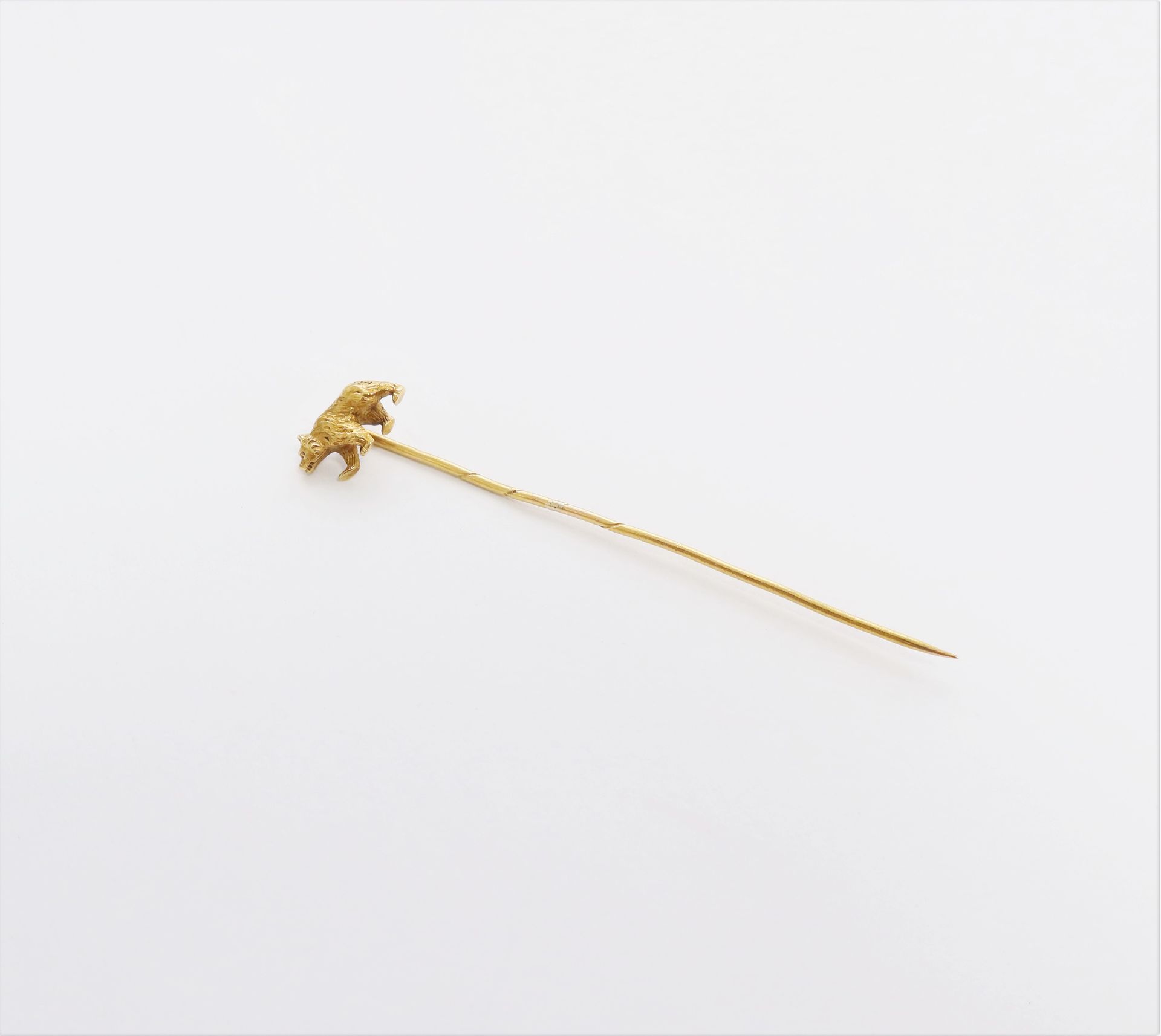 Null 18K (750) gold lapel pin with a bear. Weight : 2,2 g