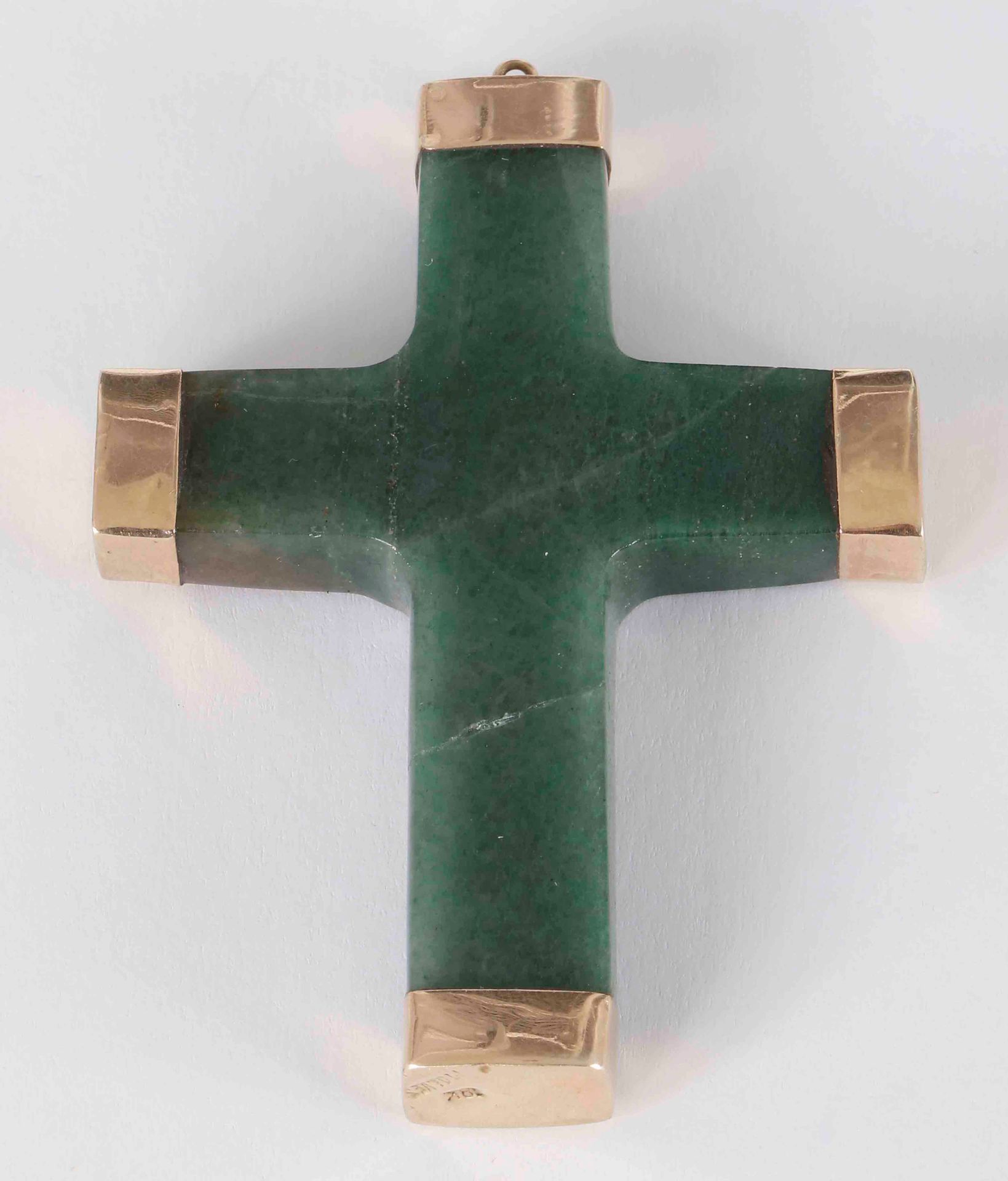 Null Croce di quarzo aventurina verde montata in oro 14K (585).

Altezza: 6,3 cm&hellip;