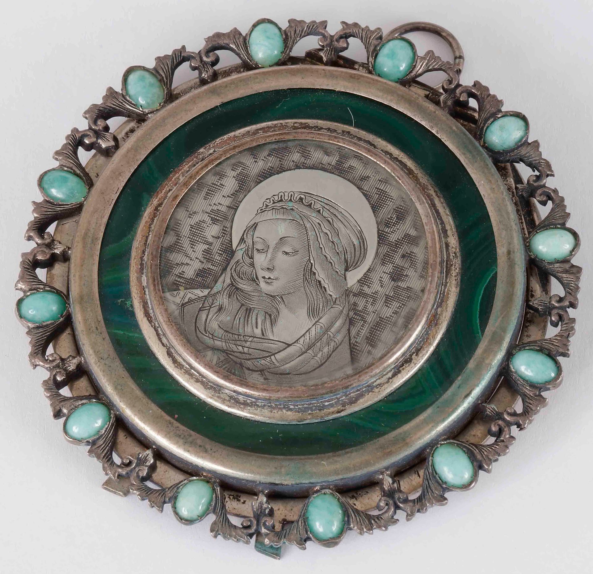 Null 圆形银质奖章上装饰有圣母玛利亚的图案，并镶嵌有孔雀石和绿色凸圆形宝石。

直径：7厘米。

毛重：72克