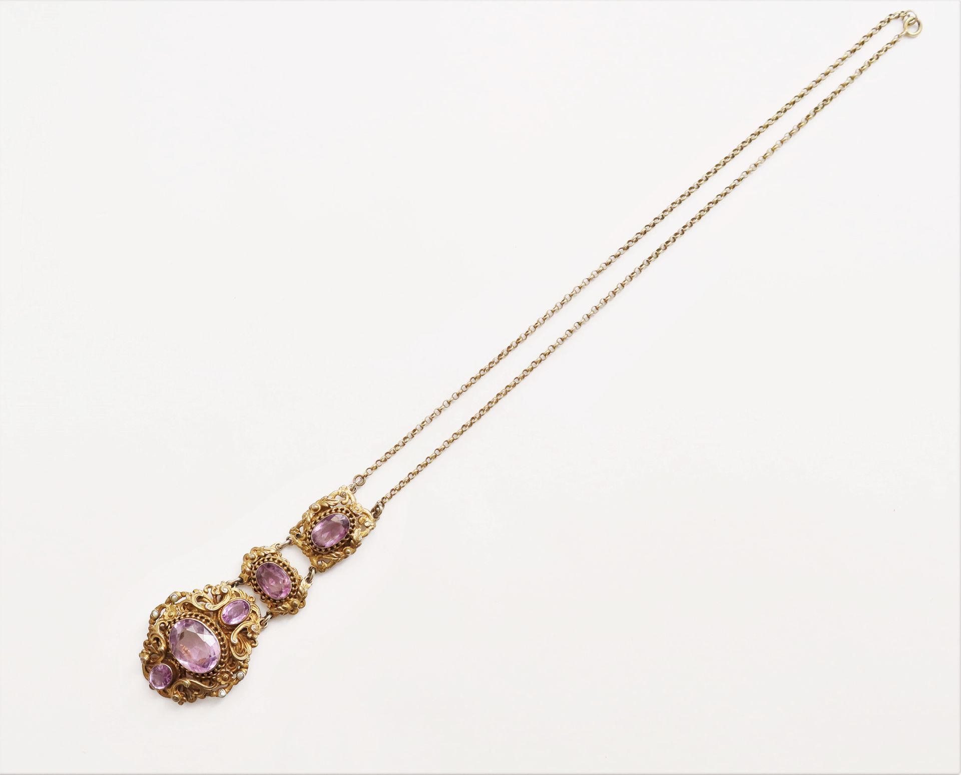 Null 一条银质项链，上面有3个椭圆形紫水晶的衔接图案。19世纪末的作品。图案的高度：约9.5厘米。毛重 : 42,6 g