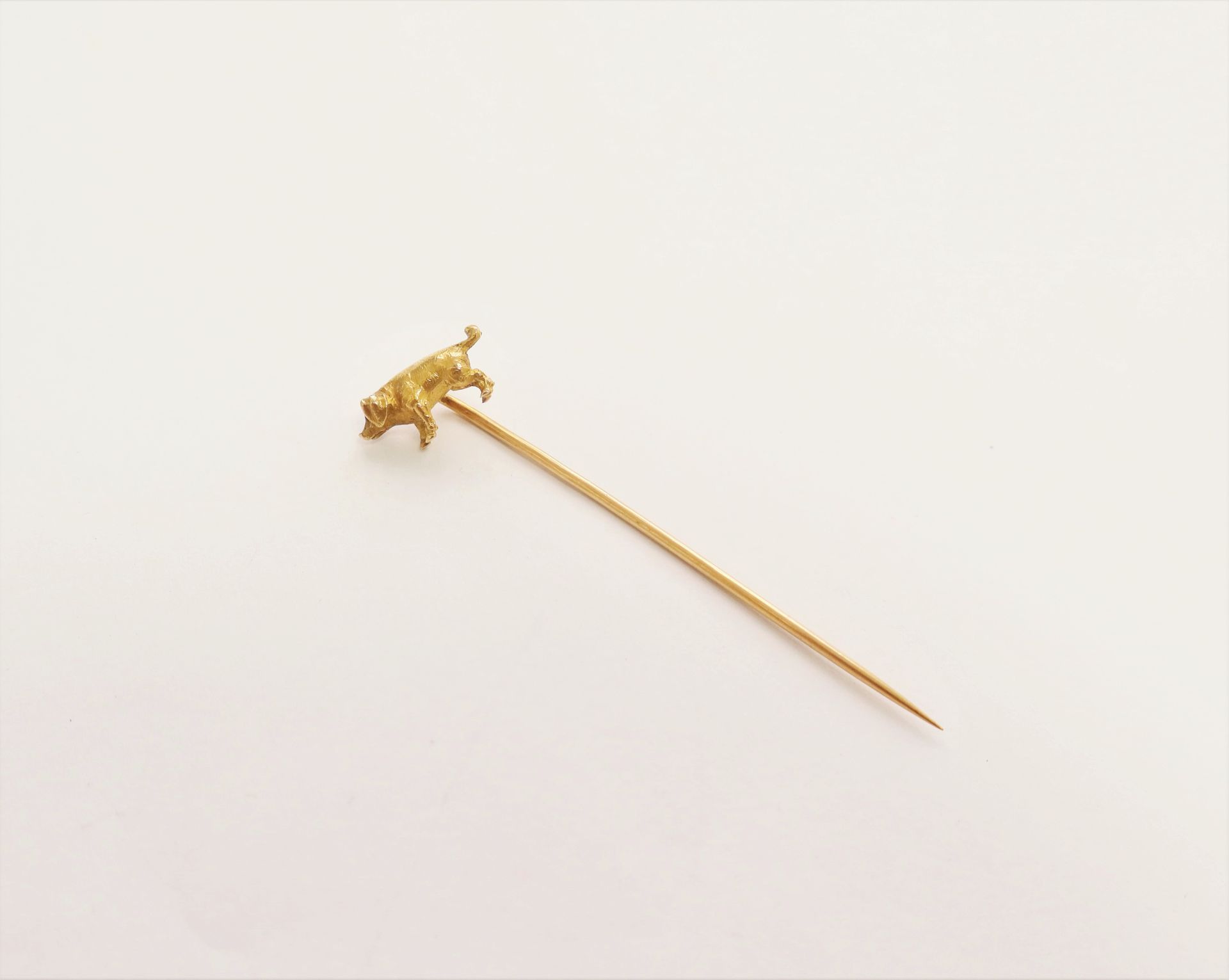 Null 18K（750）金襟针，雕刻成小猪形状。19世纪末的法国作品。重量 : 3,3 g