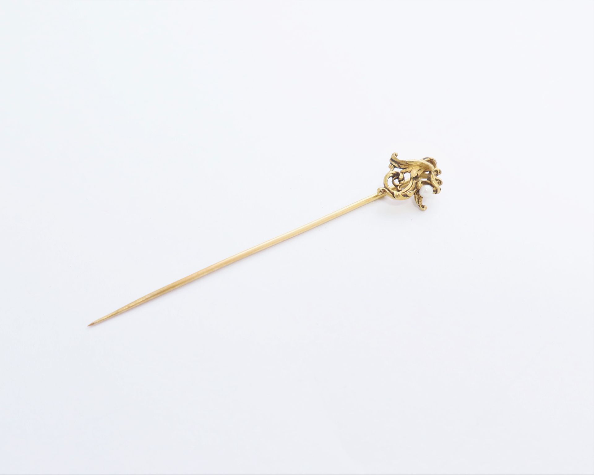 Null 18K（750）金襟针，上面有一个环绕着珍珠的奇美拉。19世纪末的法国作品。毛重：3克