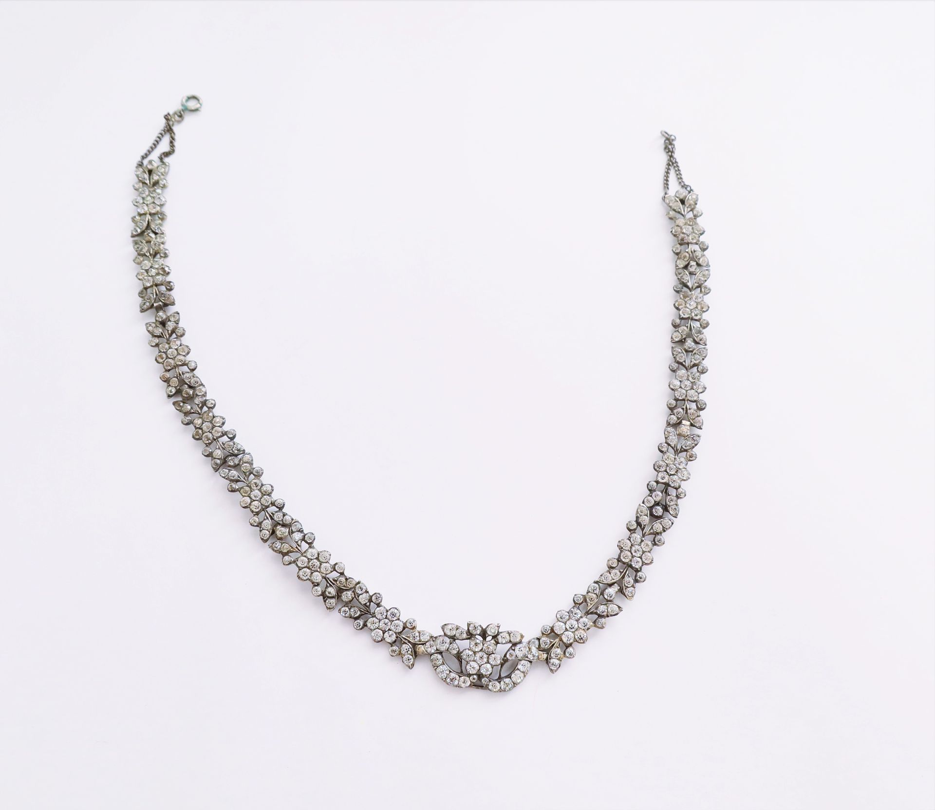 Null 银质项链，形成一个花朵的种族，完全镶嵌水钻。19世纪的诺曼人作品。长度：42厘米左右。毛重 : 42,2 g