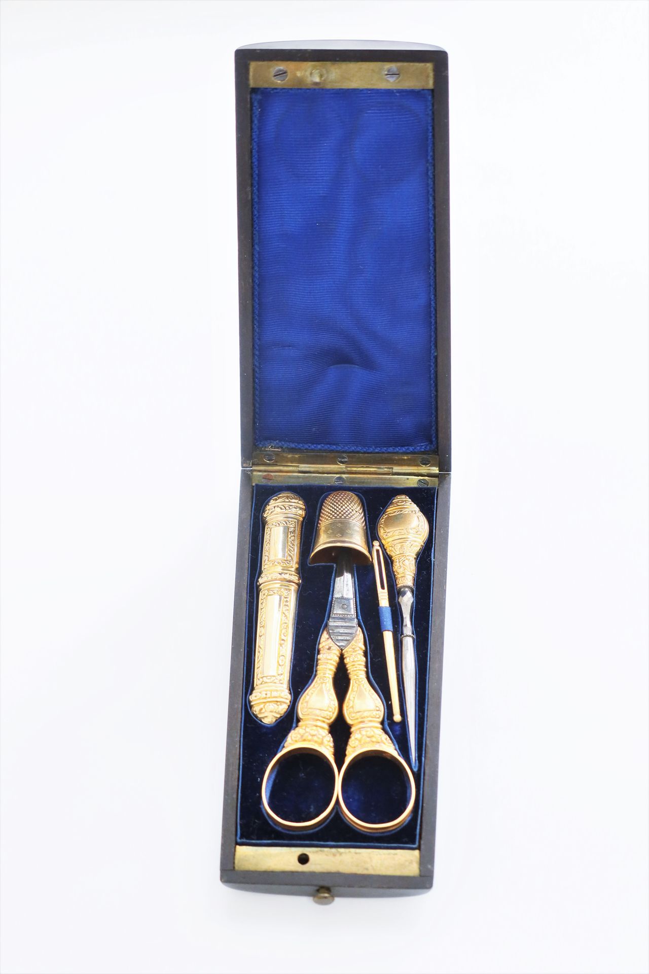 Null 18K (750) gold and steel sewing kit including: a pair of scissors, a needle&hellip;